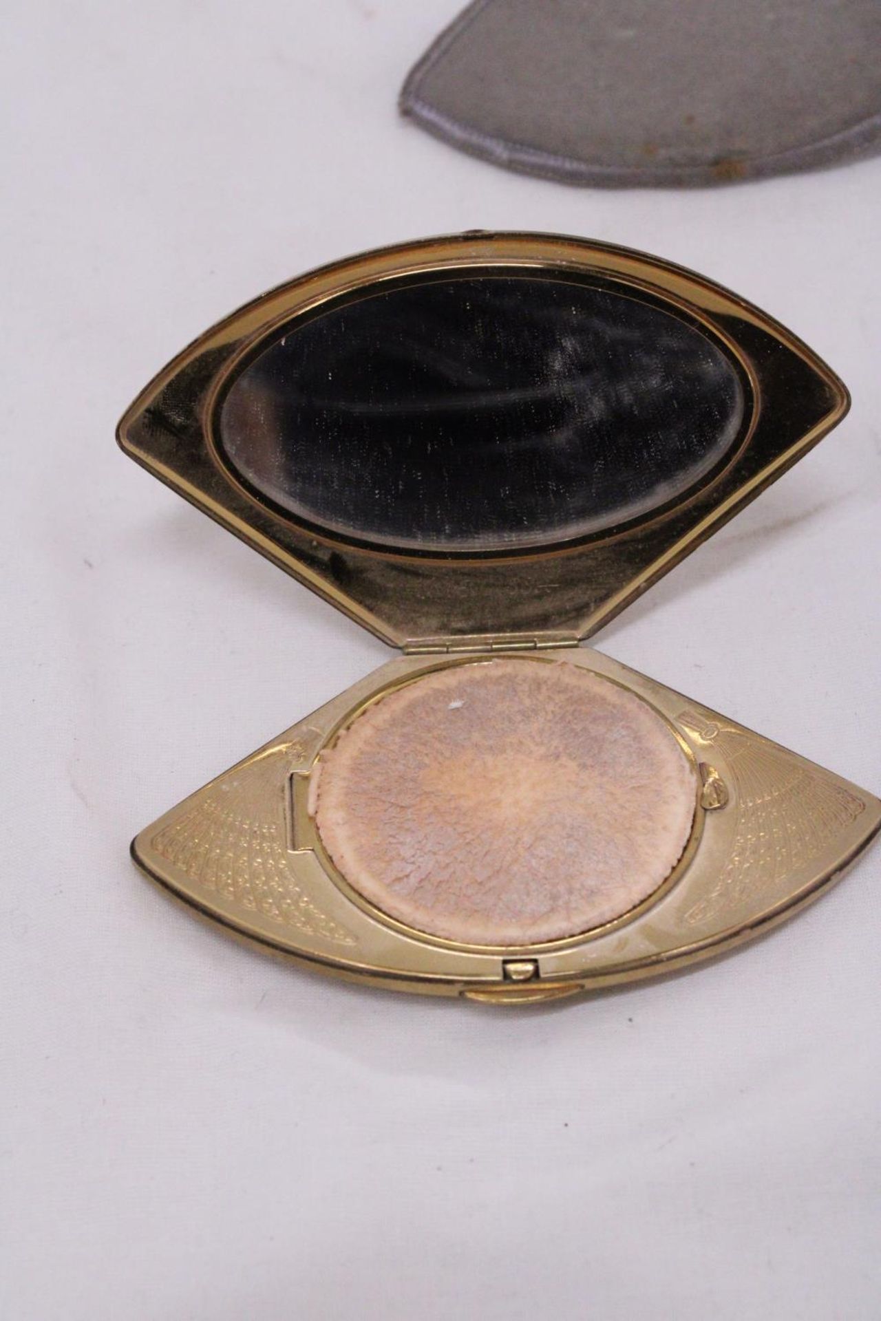 A VINTAGE COMPACT TOGETHER WITH SILVER HALLMARKED TUMBLE - Bild 4 aus 5