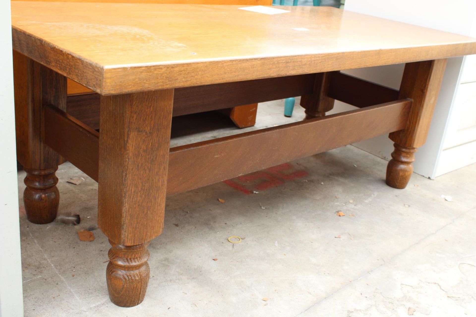 A MODERN OAK COFFEE TABLE, 47" X 22" - Image 2 of 3