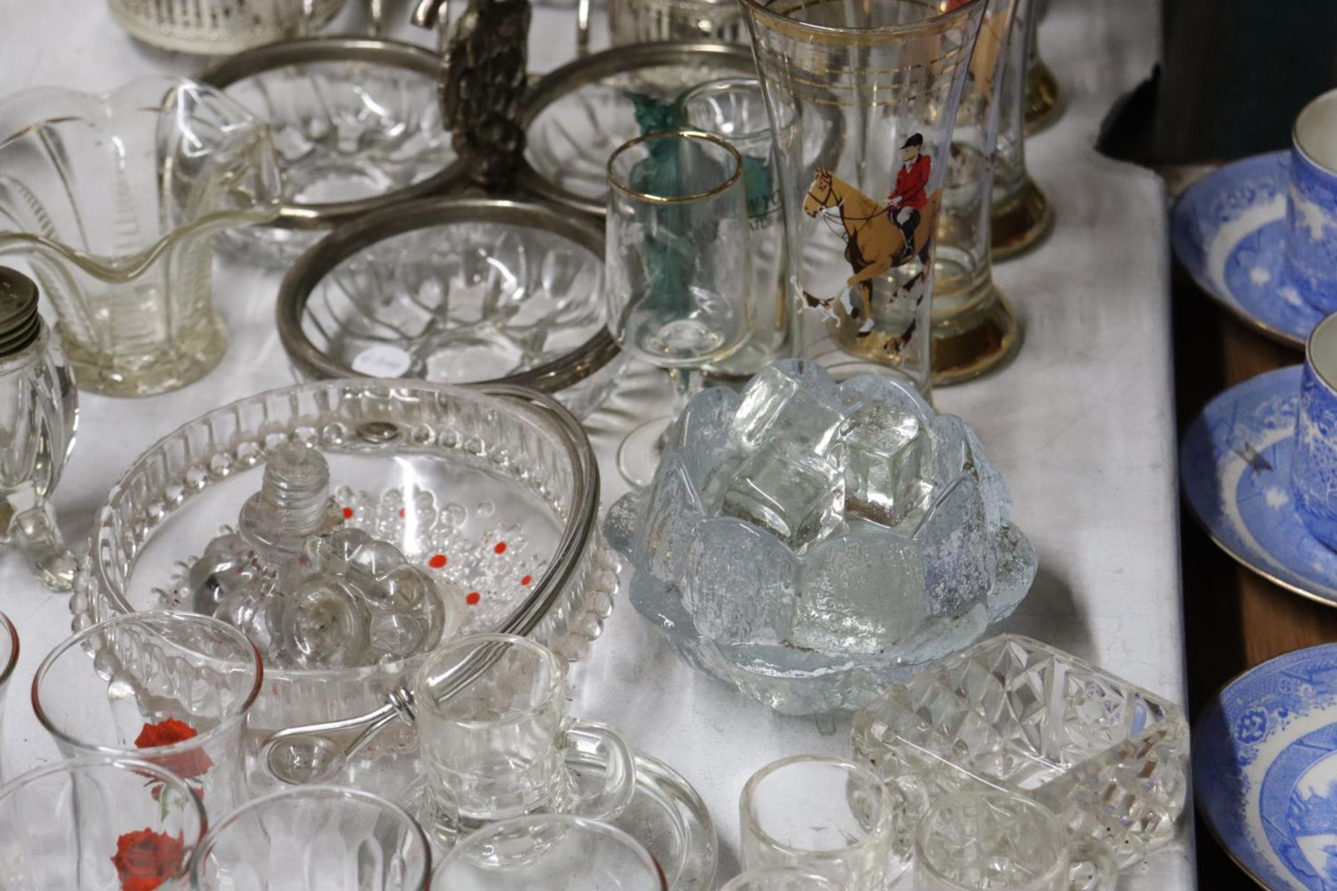 A MIXED LOT OF GLASSWARE TO INCLUDE HUNTING GLASSES, MINIATURE GLASS TANKERS, GLASS ICE CUBES ETC - Image 5 of 7