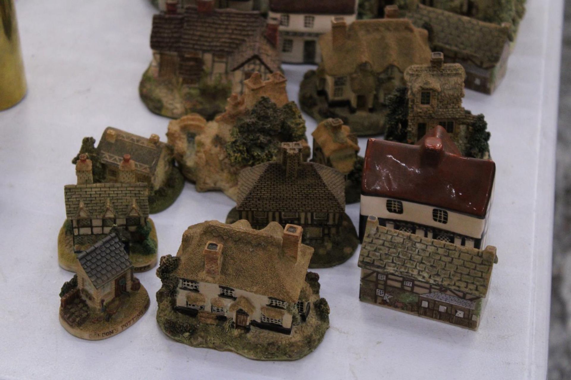 A LARGE QUANTITY OF COLLECTABLE COTTAGES - 23 IN TOTAL - Image 2 of 8