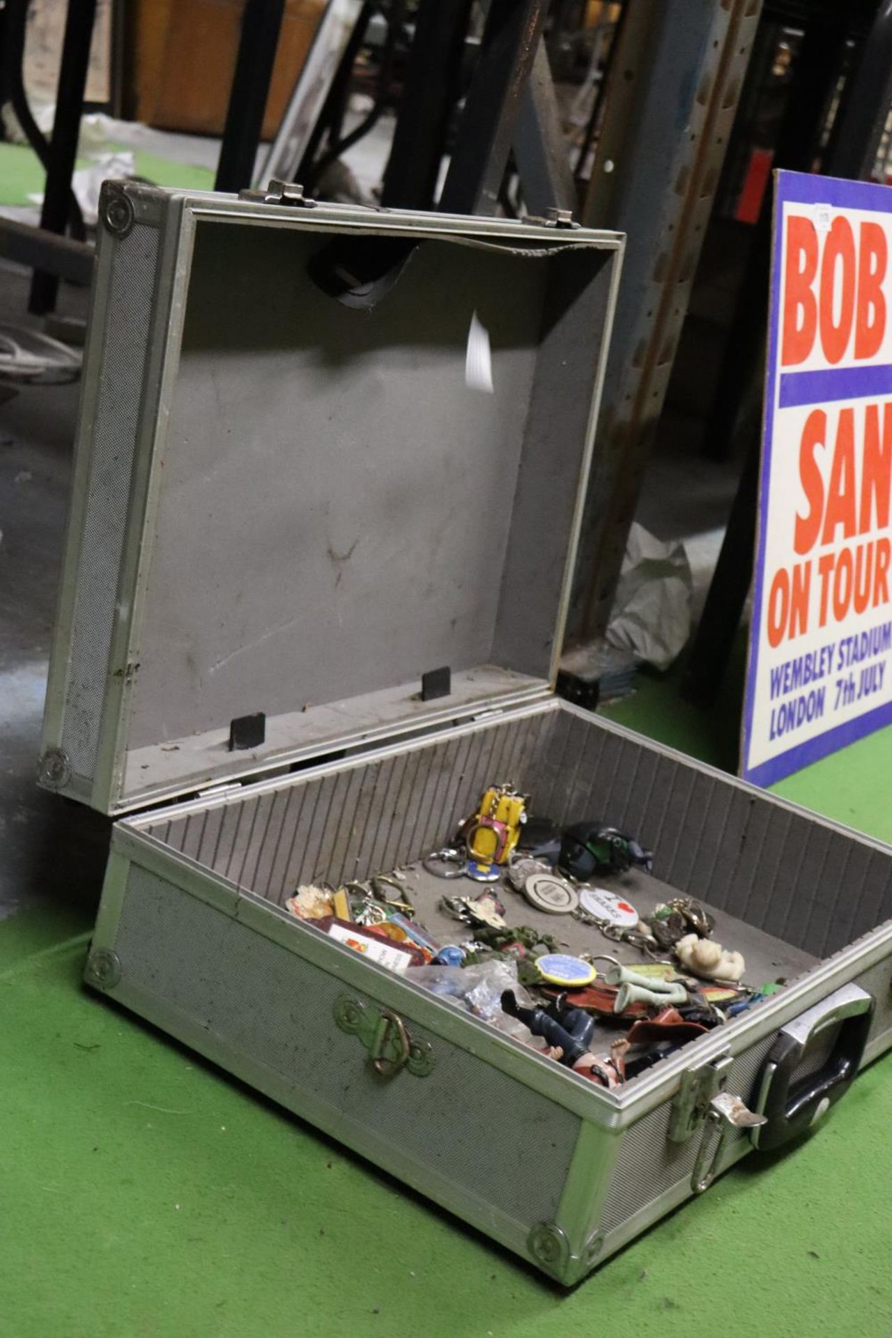 A METAL STORAGE CASE CONTAINING A SELECTION OF VINTAGE KEYRINGS AND FIGURES - Image 7 of 7