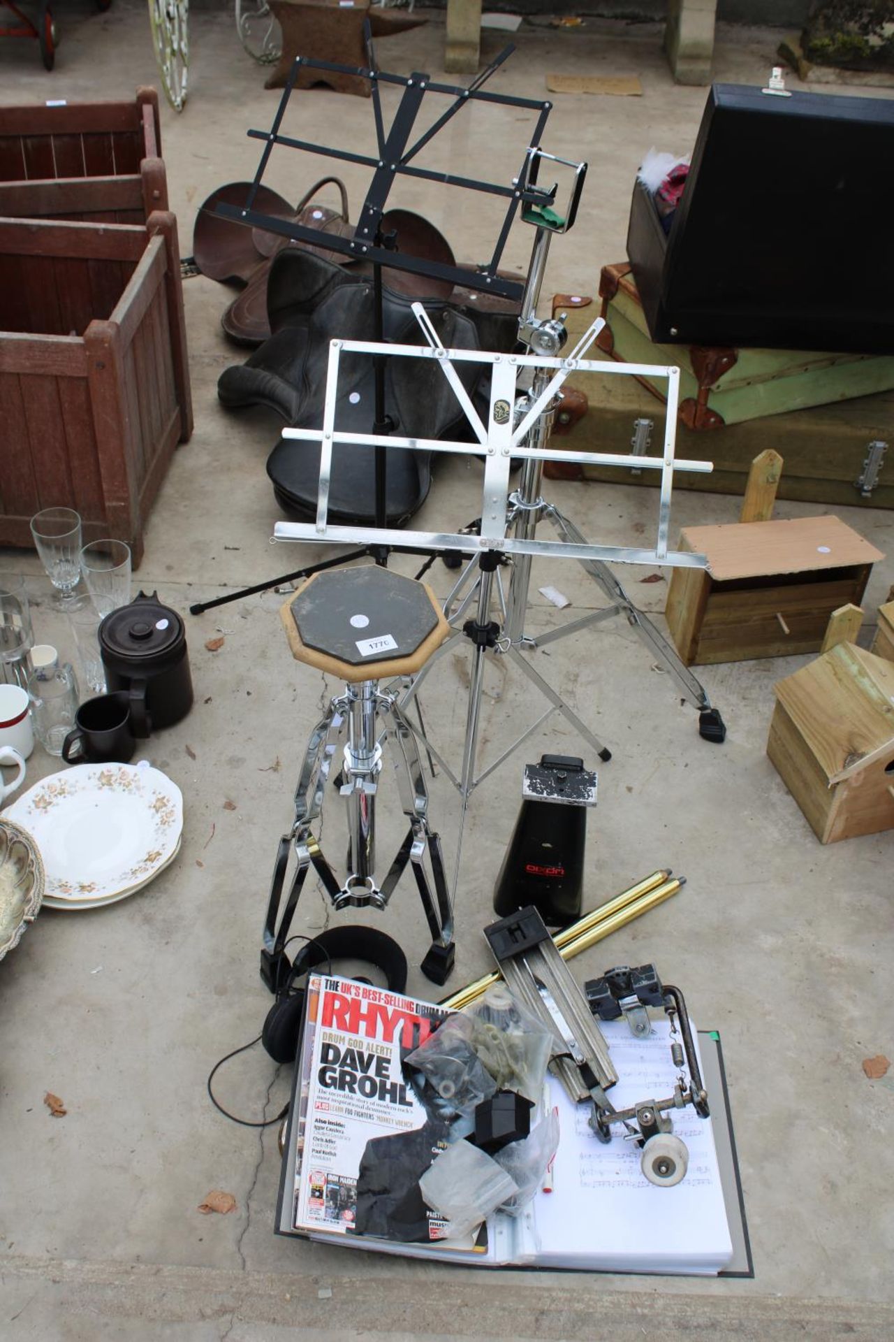 AN ASSORTMENT OF MUSIC ITEMS TO INCLUDE MUSIC STANDS, A SEAT AND SHEET MUSIC ETC