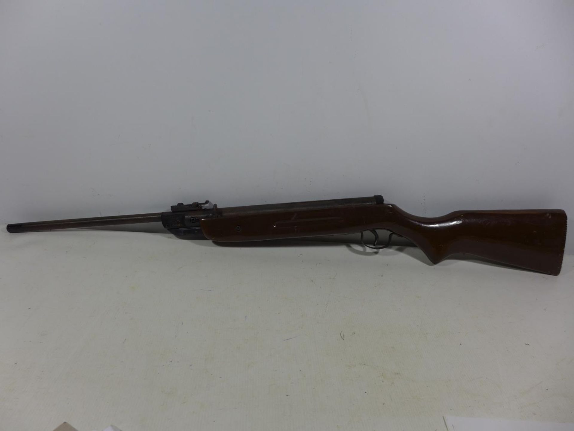 A .22 CALIBRE AIR RIFLE SERIAL NUMBER 110424451, 36CM BARREL, LENGTH 96CM, TOGETHER WITH SLIP CASE