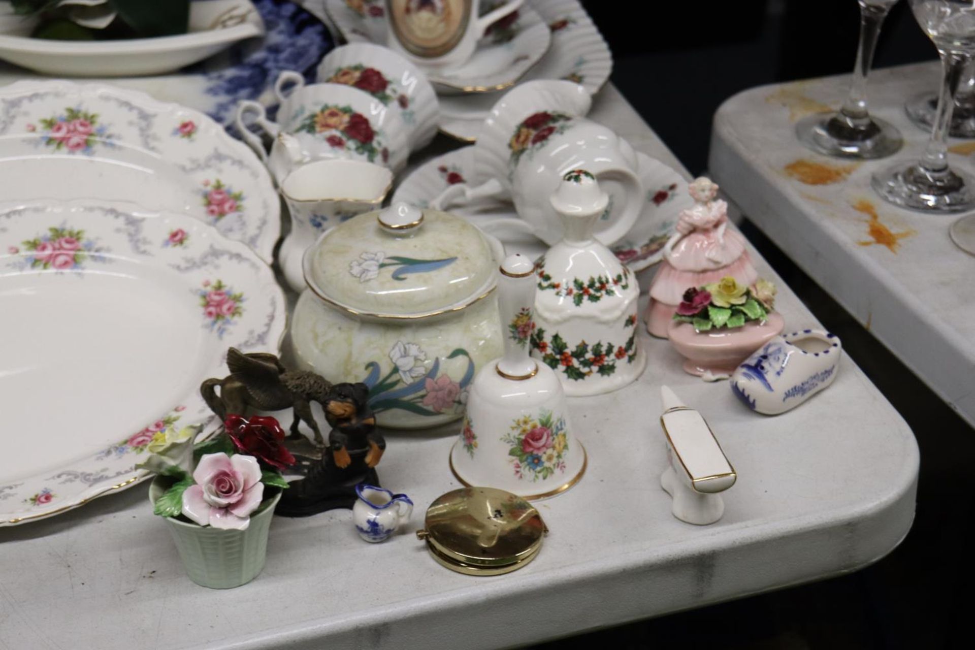 A QUANTITY OF CHINA AND CERAMIC ITEMS TO INCLUDE ROYAL ALBERT 'TRANQUILITY' SERVING PLATES, BELLS, - Image 4 of 5