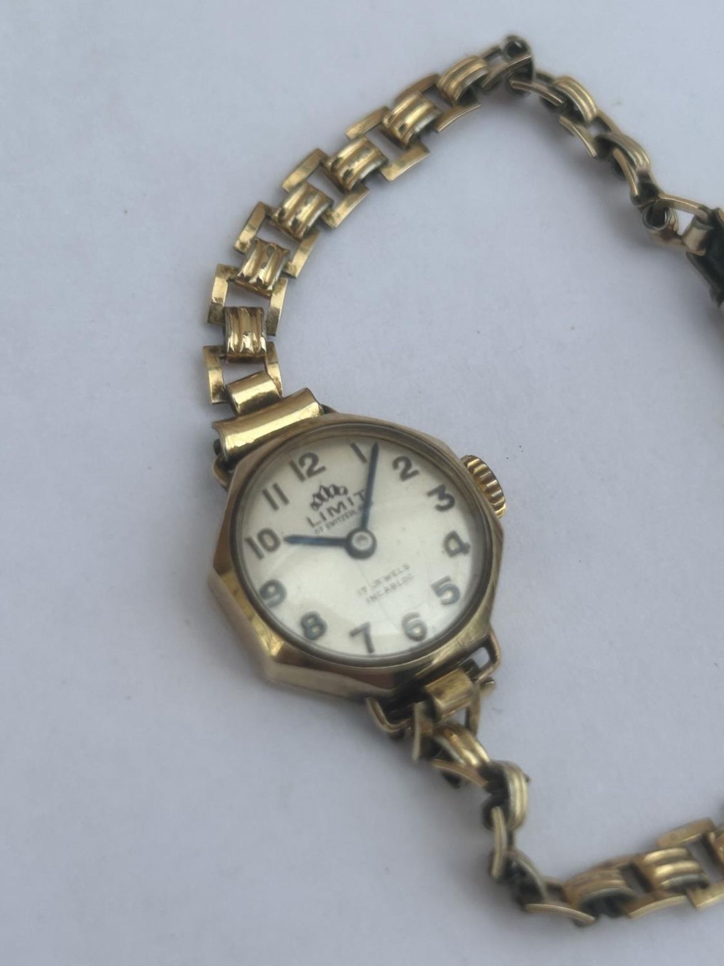 A 9CT GOLD CASED LADIES LIMIT OF SWITZERLAND WATCH, WITH 17 JEWEL MOVEMENT - Bild 2 aus 3