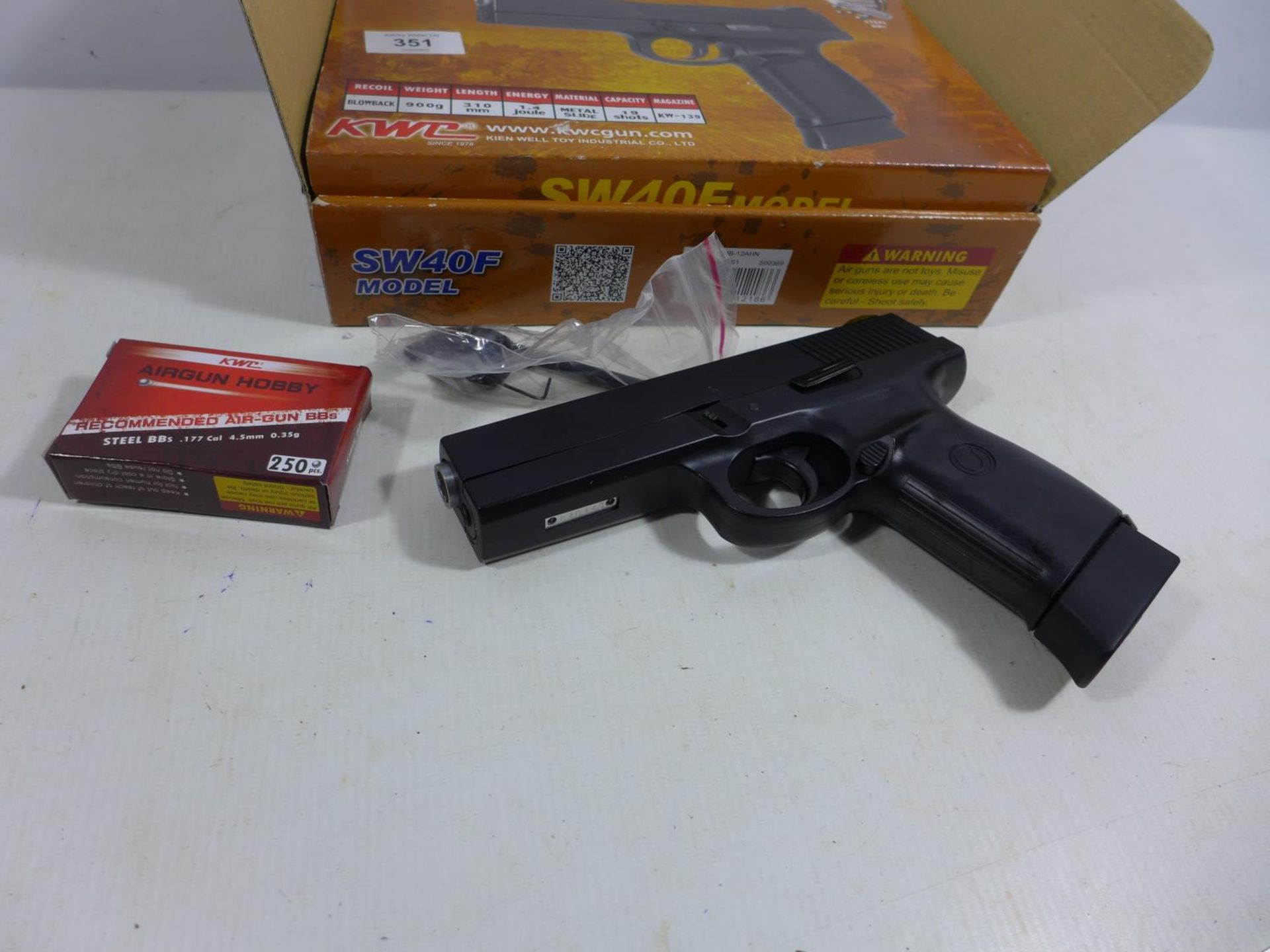 A BOXED AS NEW SW40F MODEL CO2 .177 CALIBRE AIR PISTOL, 11CM BARREL, LENGTH 19.5CM, COMPLETE WITH - Image 3 of 6