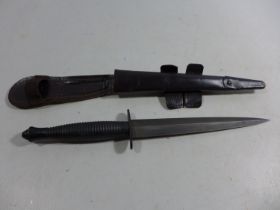A MID TO LATE 20TH CENTURY FAIRBAIRN SYKES FIGHTING KNIFE AND SCABBARD, 17.5CM BLADE, CROSSGUARD