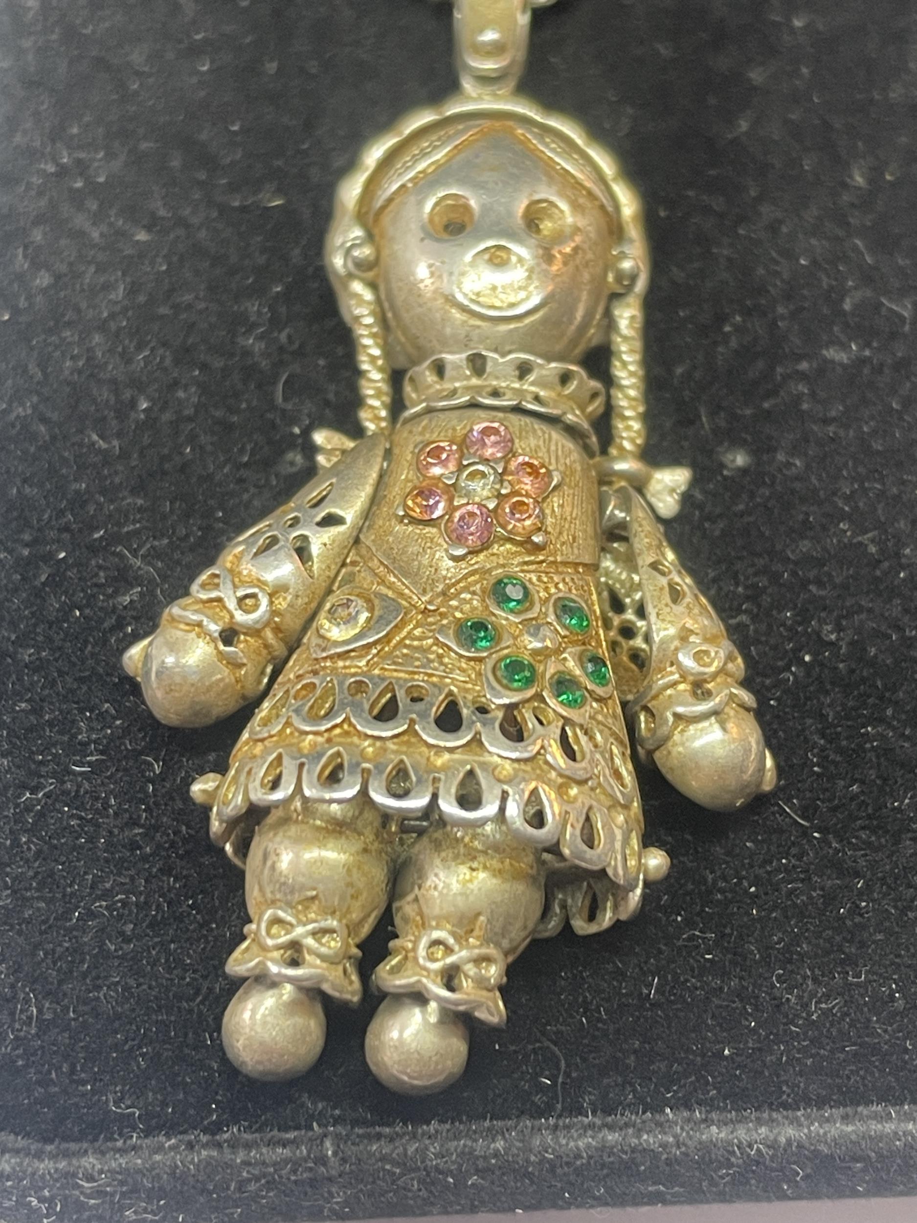 A SILVER DOLL NECKLACE IN A PRESENTATION BOX - Image 2 of 3