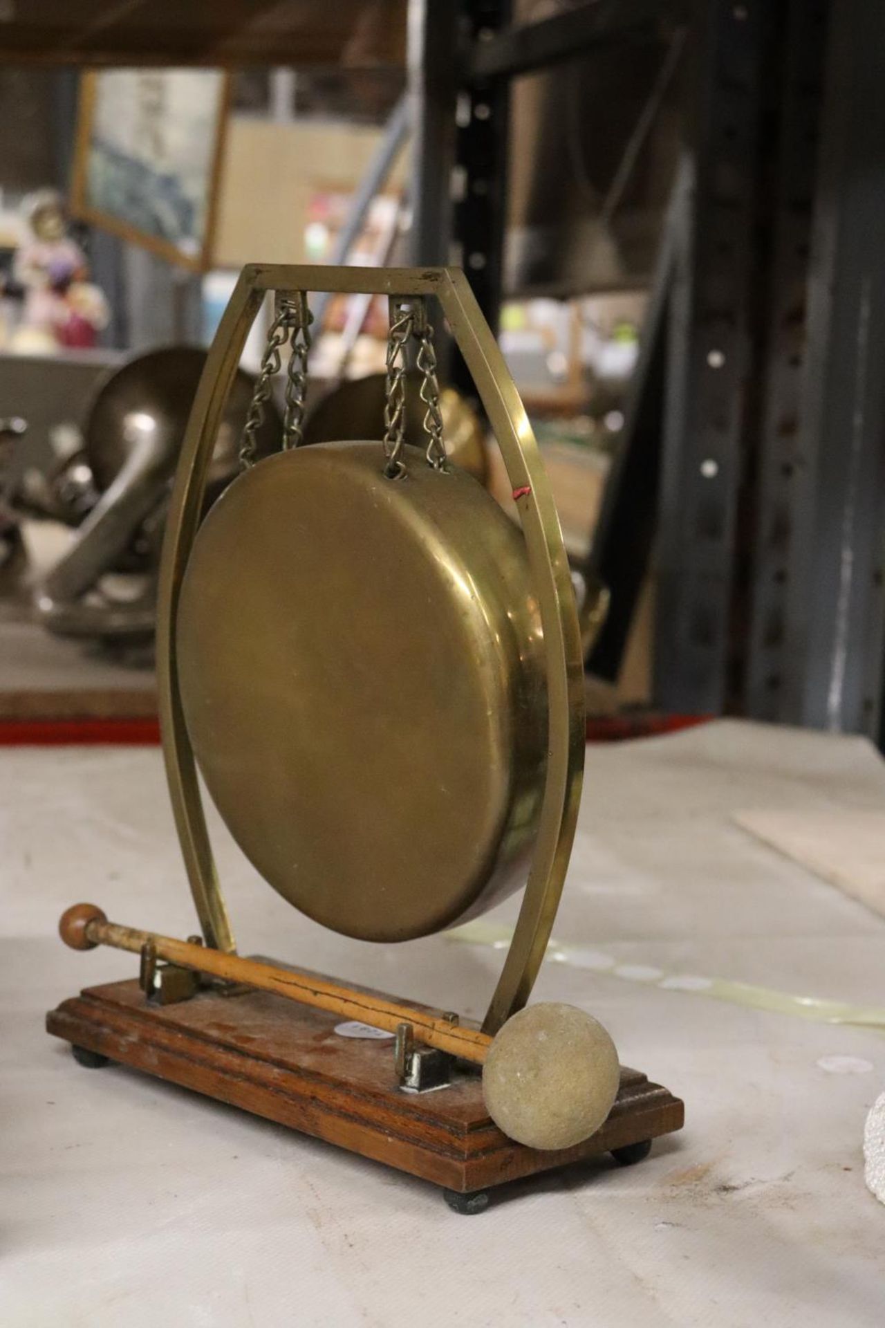 A BRASS TABLE TOP GONG WITH HAMMER - APPROXIMATELY 26CM HIGH - Image 5 of 5