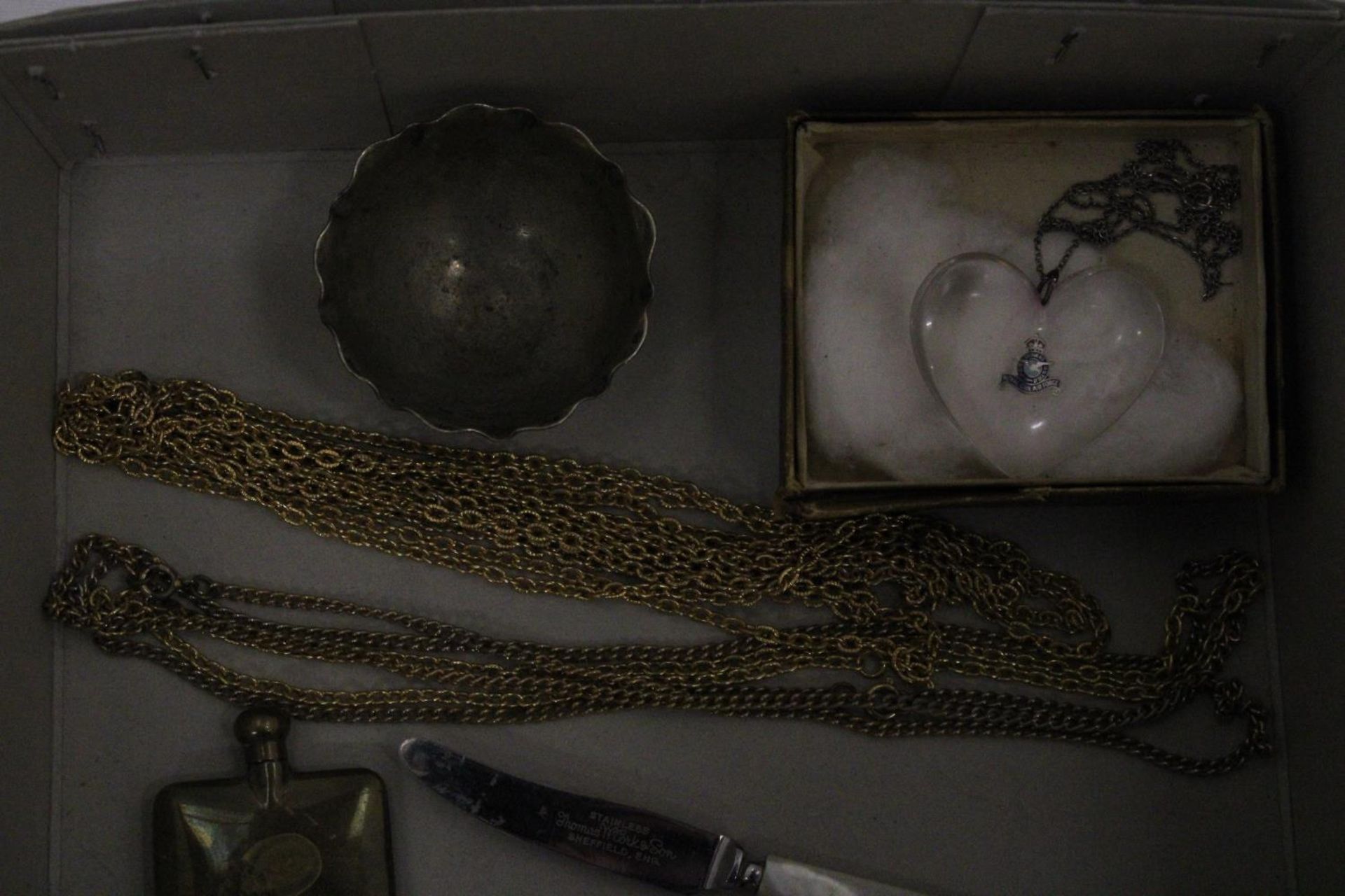 A QUANTITY OF YELLOW METAL CHAINS, A HEART PENDANT, TWO BROOCHES, TWO VINTAGE KNIVES, ETC - Image 3 of 6