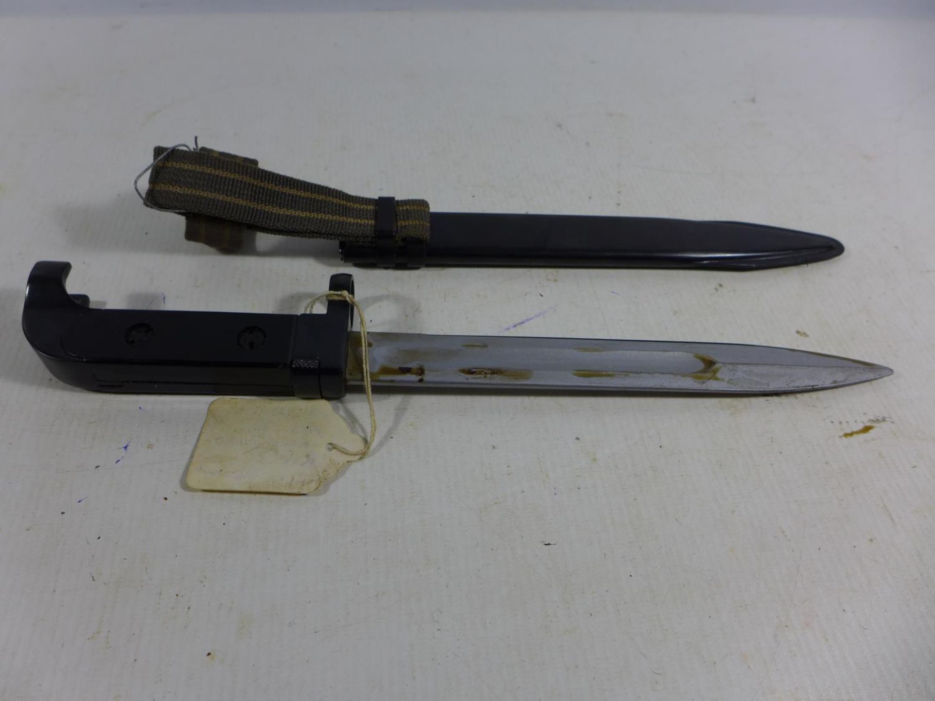 A RUSSIAN/EAST GERMAN AK47 BAYONET AND SCABBARD, 20CM BLADE, LENGTH 33CM - Image 2 of 3