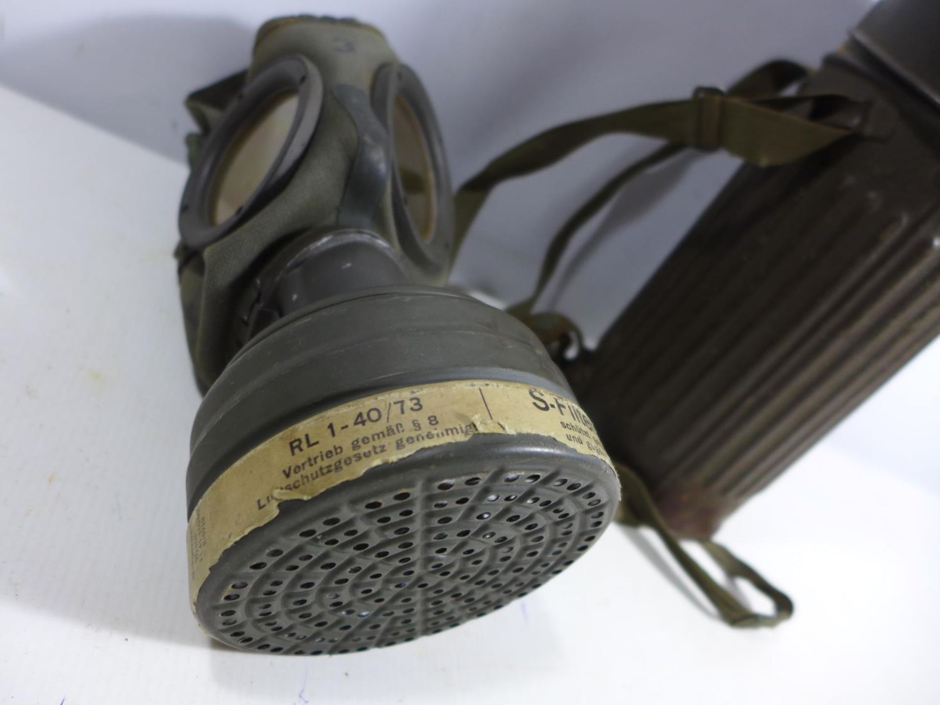 A MID 20TH CENTURY GERMAN GAS MASK AND METAL CONTAINER - Image 3 of 5