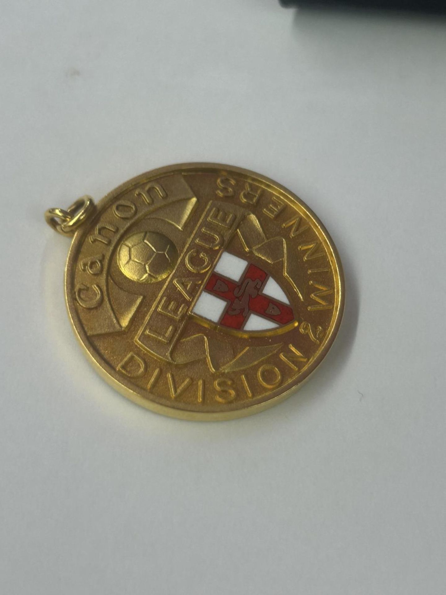 A HALLMARKED 9 CARAT GOLD & ENAMEL FOOTBALL LEAGUE CANON DIVISION 2 LEAGUE WINNERS MEDAL 1984-1985 - Image 4 of 5