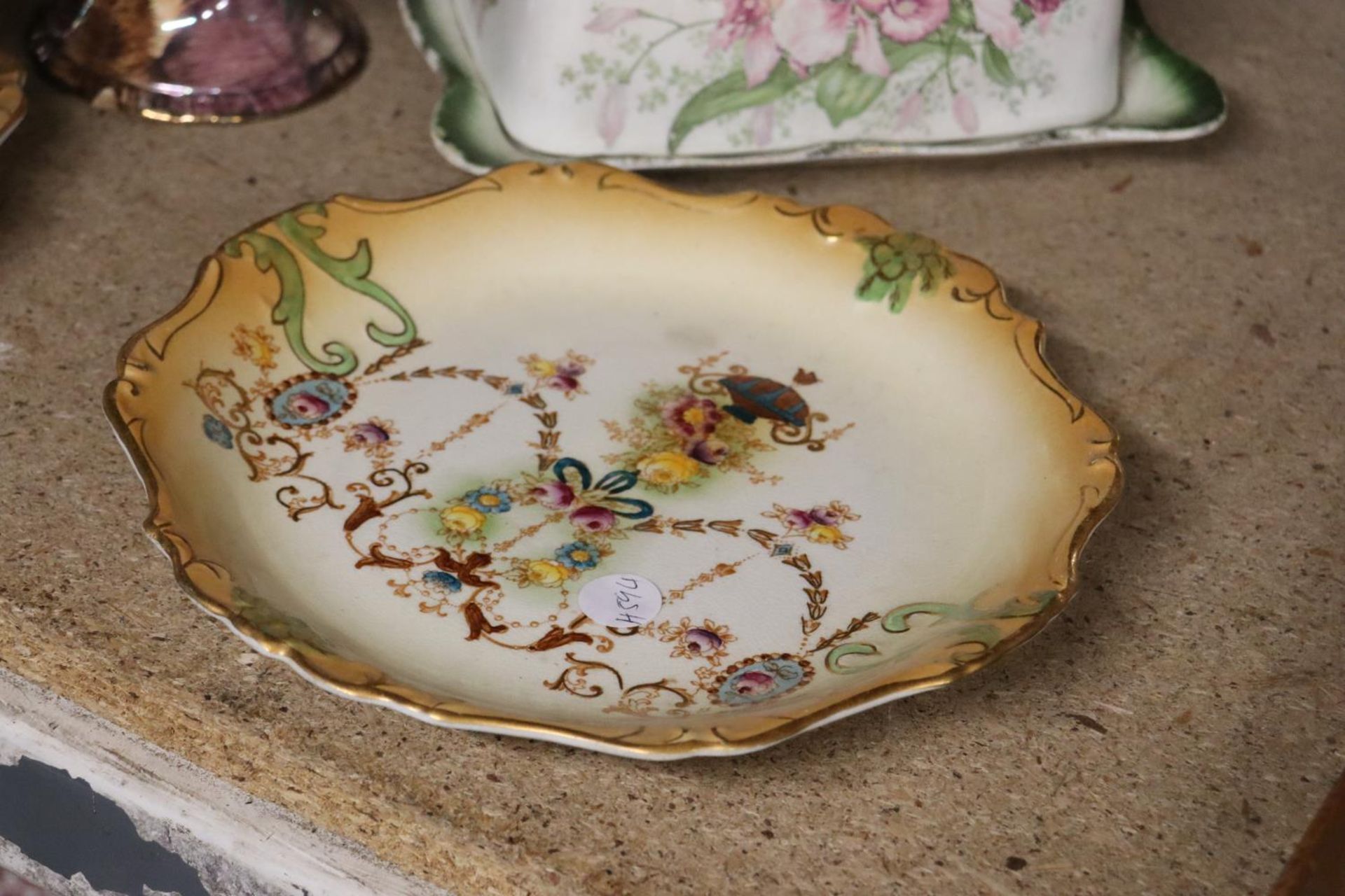 A MIXED LOT TO INCLUDE TWO ROYAL FOLEY WARE PLATES, A RADFORD POSY BOWL, A OLDCOURT WARE HANDPAINTED - Image 7 of 7