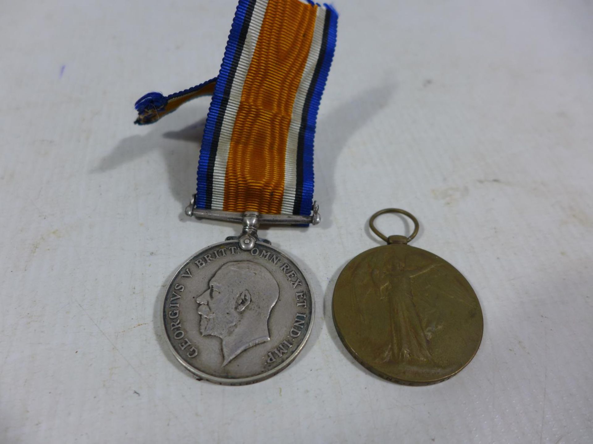 A WORLD WAR I MEDAL PAIR AWARDED TO SR 8853 GUNNER ET BIRD ROYAL ARTILLARY