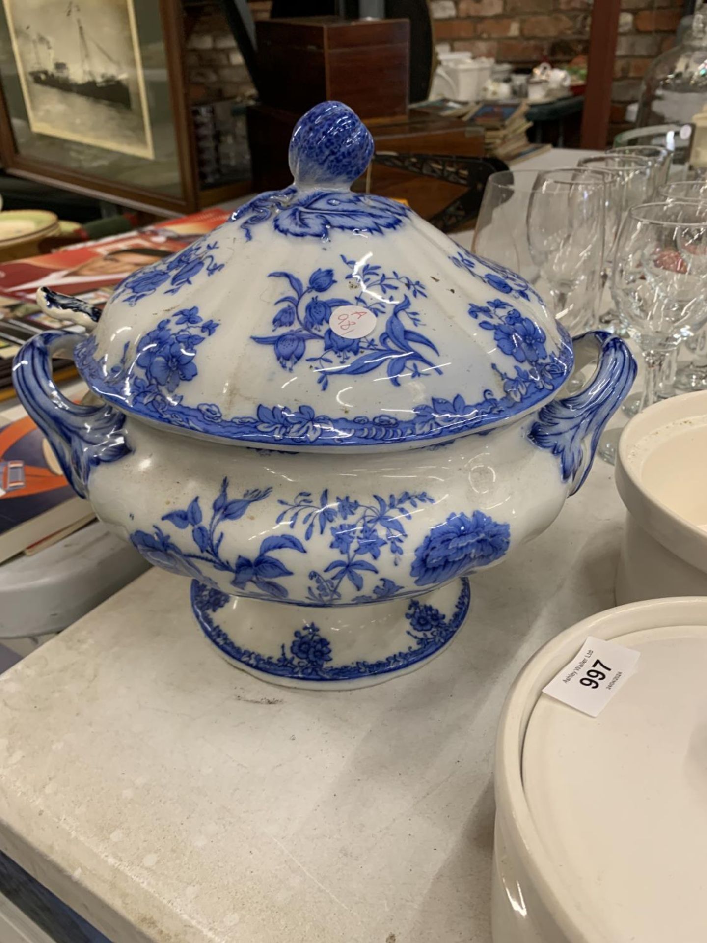 A LARGE VINTAGE 'VENETIAN' LIDDED TUREEN, PLATE AND LADEL, PLUS TWO LARGE SERVING DISHES - Image 2 of 3