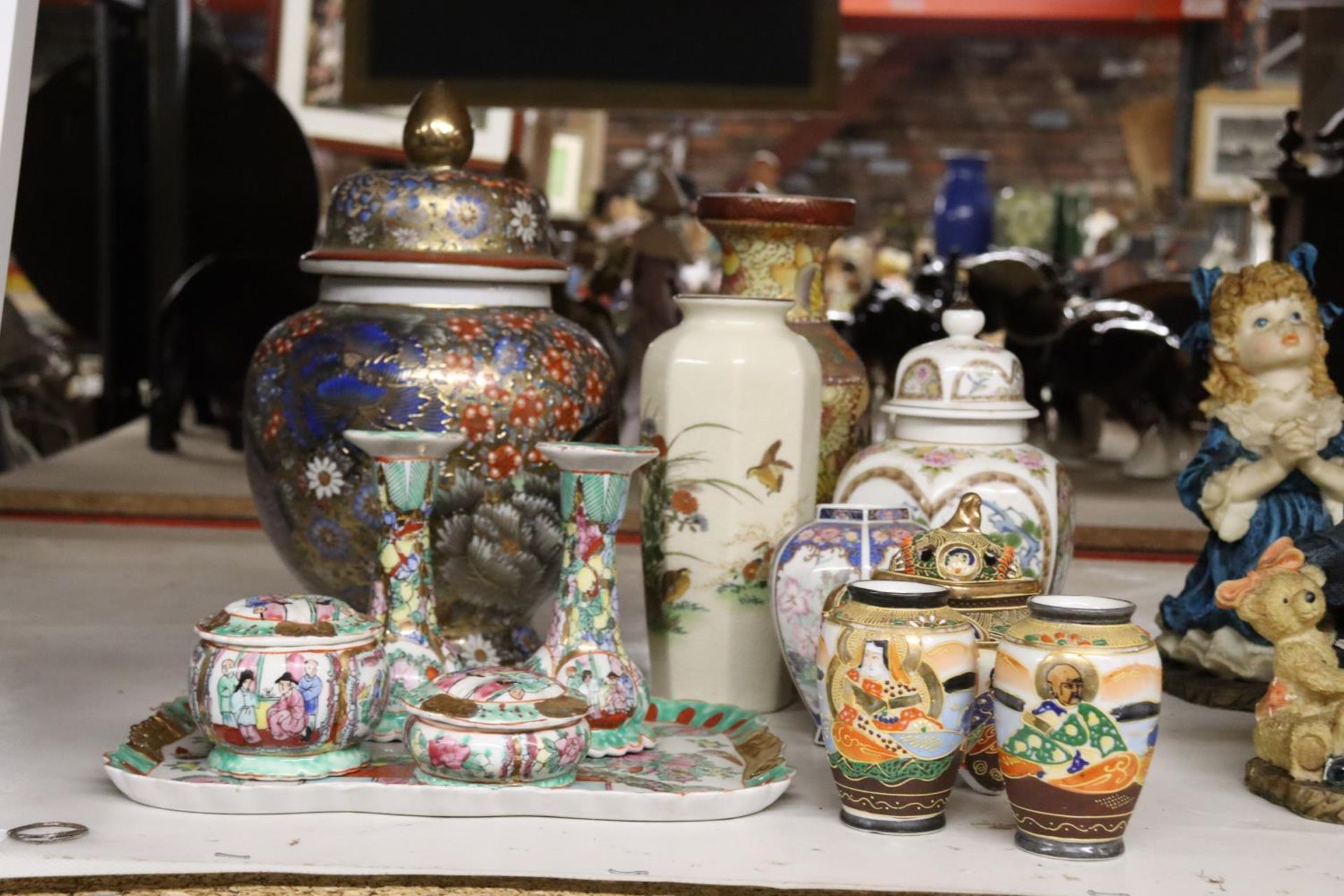 A QUANTITY OF ORIENTAL CERAMICS TO INCLUDE A HAND PAINTED VASE, CANDLE STICKS, TRINKET BOXES, ETC