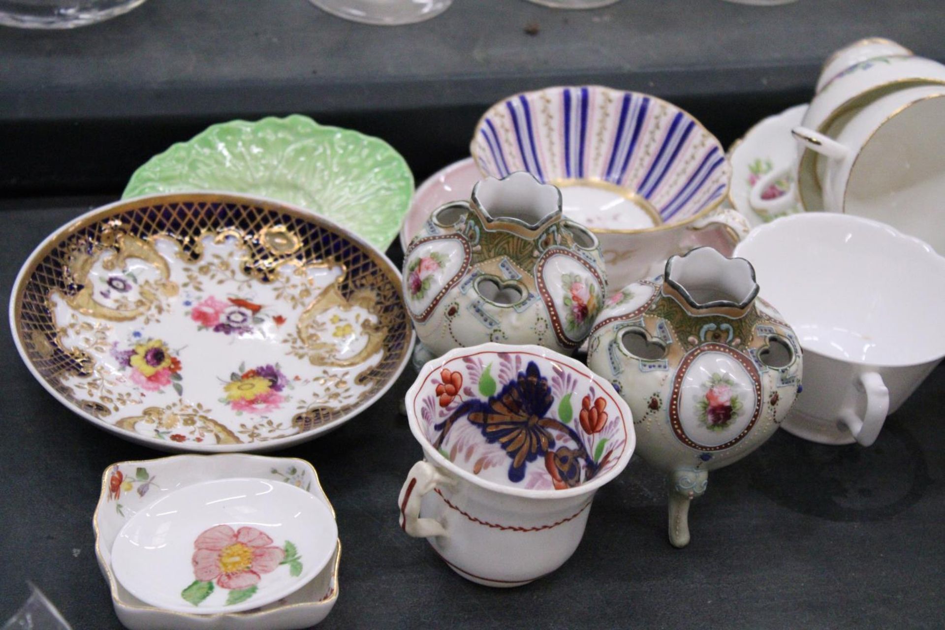 A FOLEY CHINA PART TEASET TO INCLUDE A CAKE PLATE, A CREAM JUG, SUGAR BOWL, CUPS, SAUCERS AND SIDE - Image 5 of 6