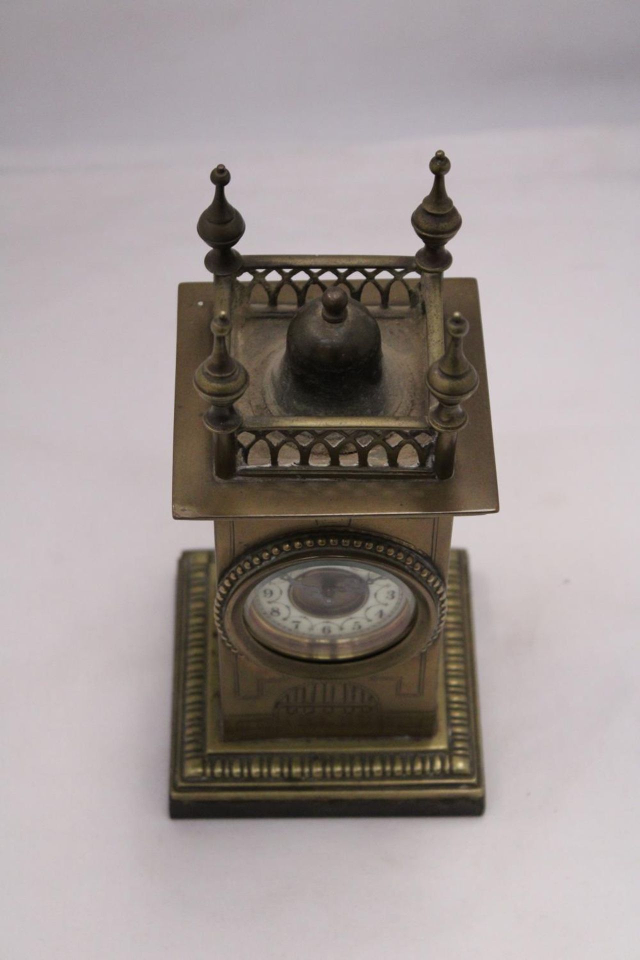 A VINTAGE BRASS MANTEL CLOCK ON A MARBLE BASE, WITH FOUR SPIRES TO THE TOP. WORKING WHEN - Image 2 of 5