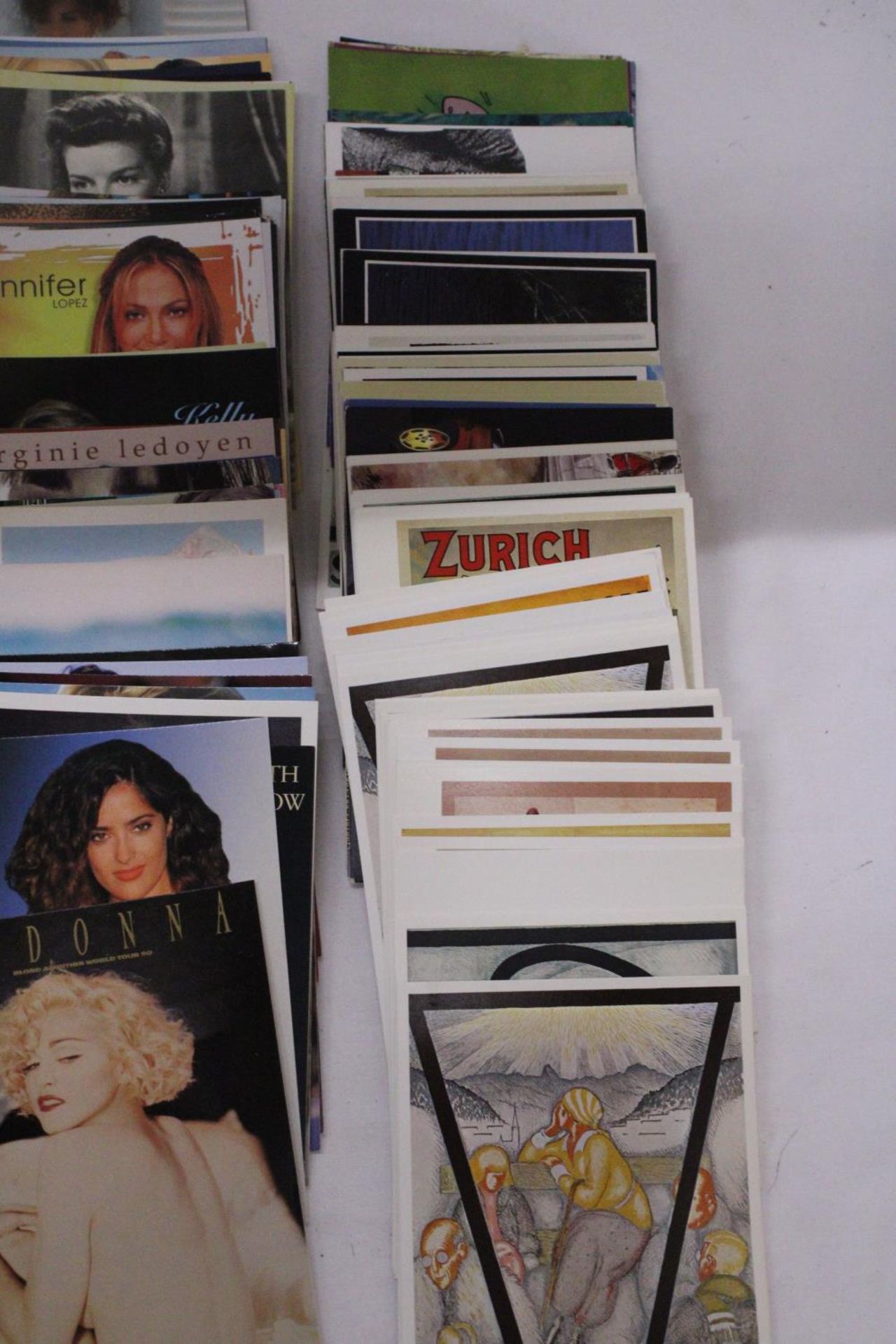 A COLLECTION OF ART DECO STYLE, POPSTARS AND ACTRESS POSTCARDS - Bild 5 aus 5