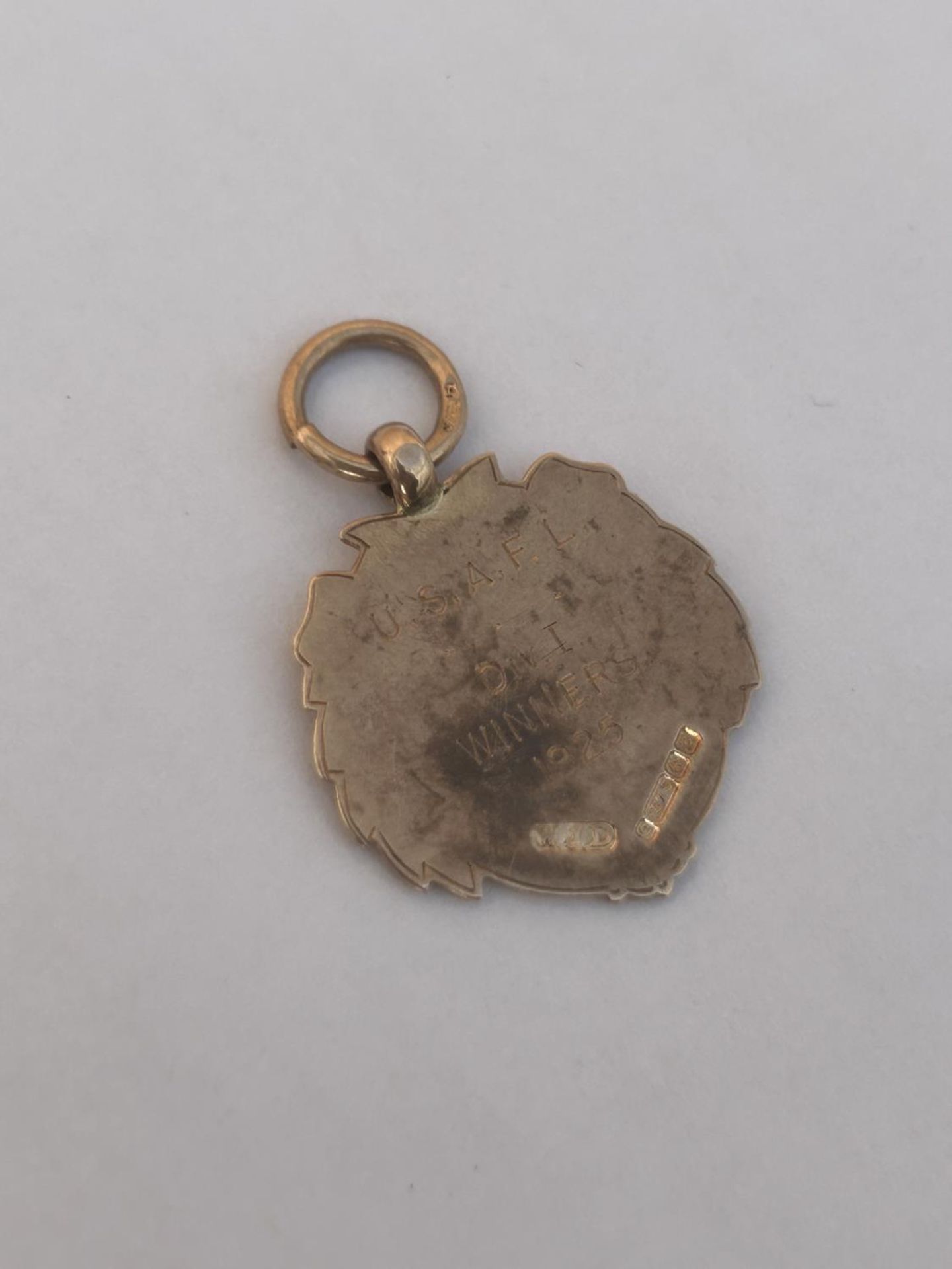 A HALLMARKED 9CT GOLD BIRMINGHAM SPORTING FOB INSCRIBED "U.S.A.F.L DIV.1 WINNERS 1925" MAKERS W.J. - Bild 4 aus 4