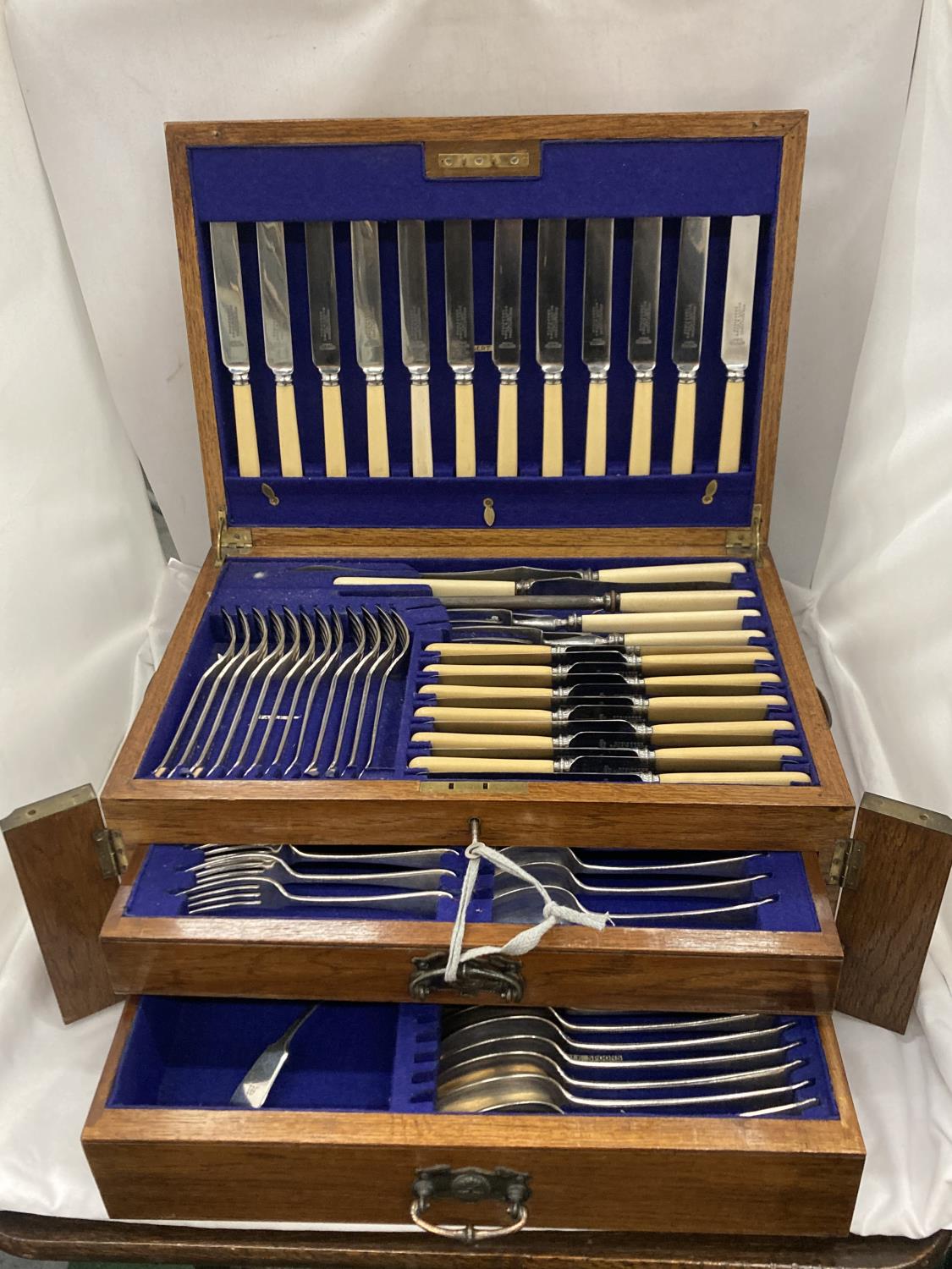 A CASED CANTEEN OF CUTLERY WITH LIFT UP TOP CONTAINING KNIVES, FORKS AND CARVING EQUIPMENT, A DRAWER - Image 2 of 5
