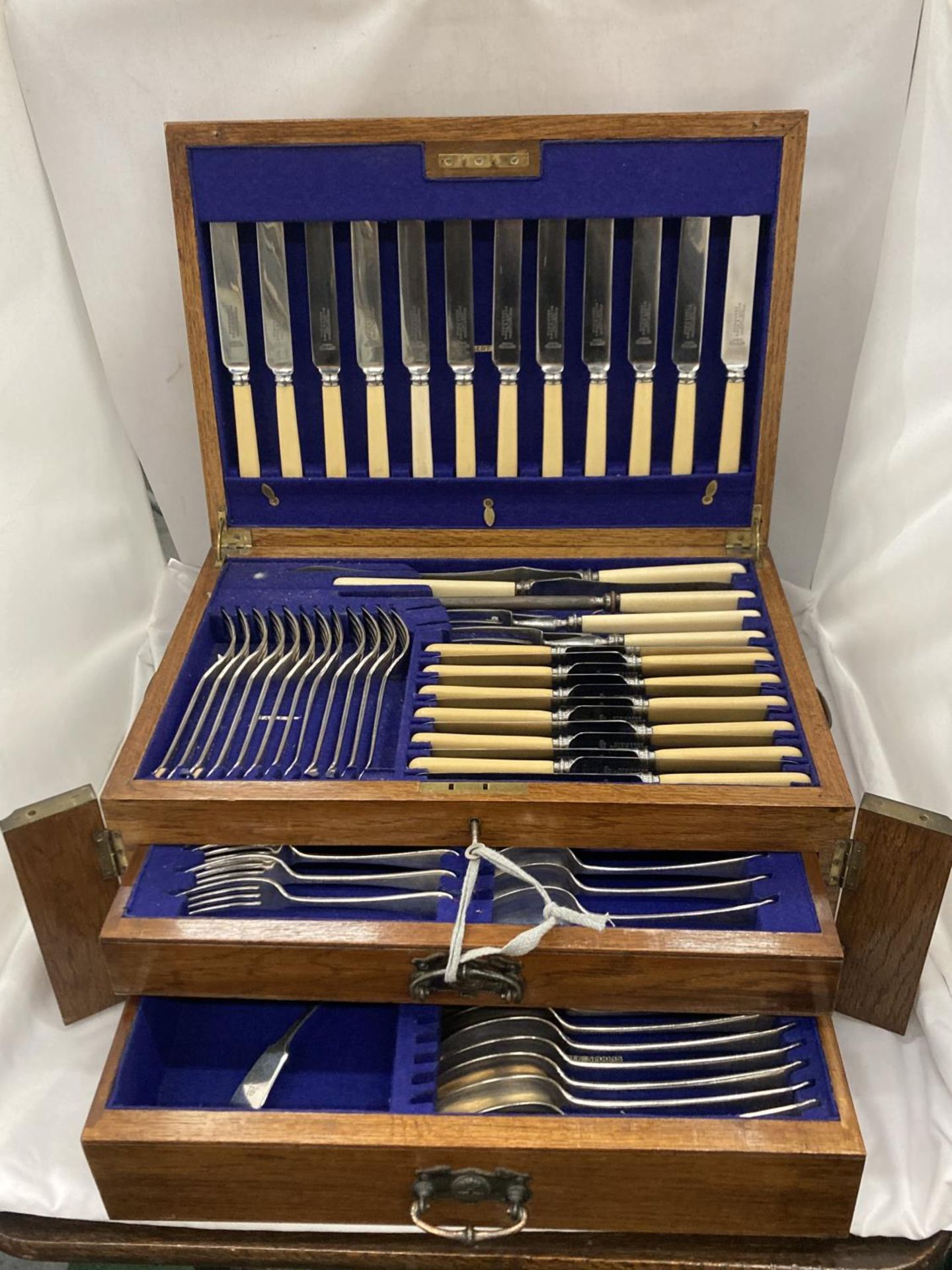 A CASED CANTEEN OF CUTLERY WITH LIFT UP TOP CONTAINING KNIVES, FORKS AND CARVING EQUIPMENT, A DRAWER - Bild 2 aus 5
