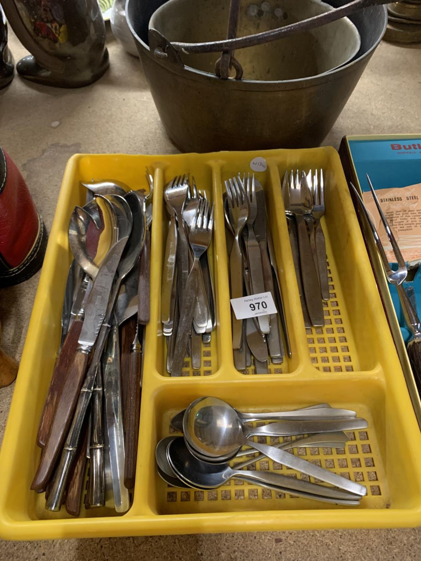 A QUANTITY OF STAINLESS STEEL CUTLERY IN TRAY, TWO BRASS BUCKETS WITH A FURTHER BOXED "BUTLER" - Bild 2 aus 4