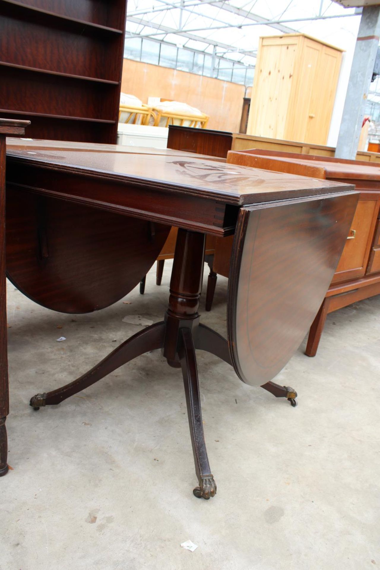 A REGENCY STYLE MAHOGANY DROP-LEAF PEDESTAL DINING TABLE, 61" X 36" OPENED - Bild 2 aus 4