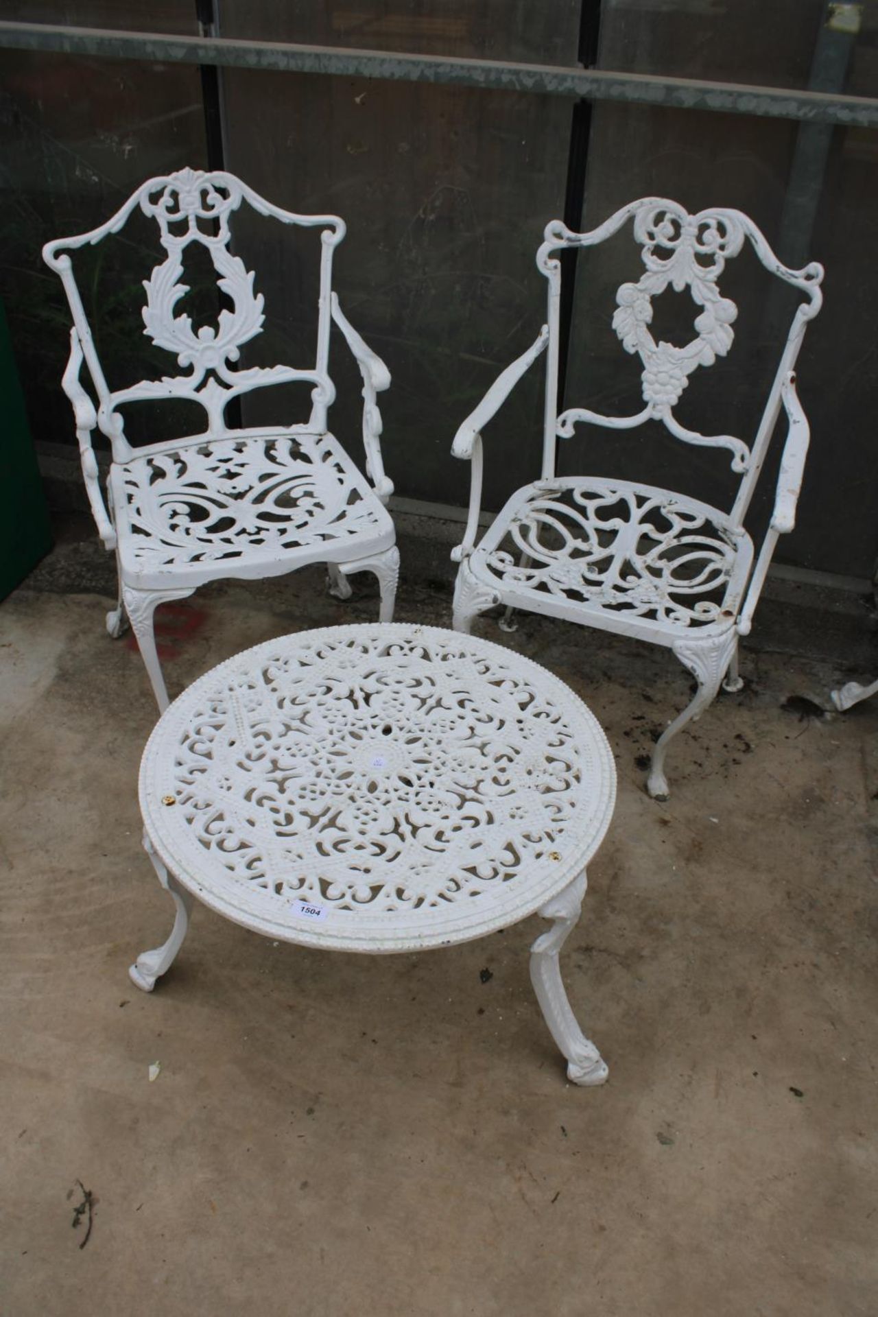 A VINTAGE CAST ALLOY BISTRO SET COMPRISING OF A ROUND TABLE AND FOUR CHAIRS - Image 5 of 6