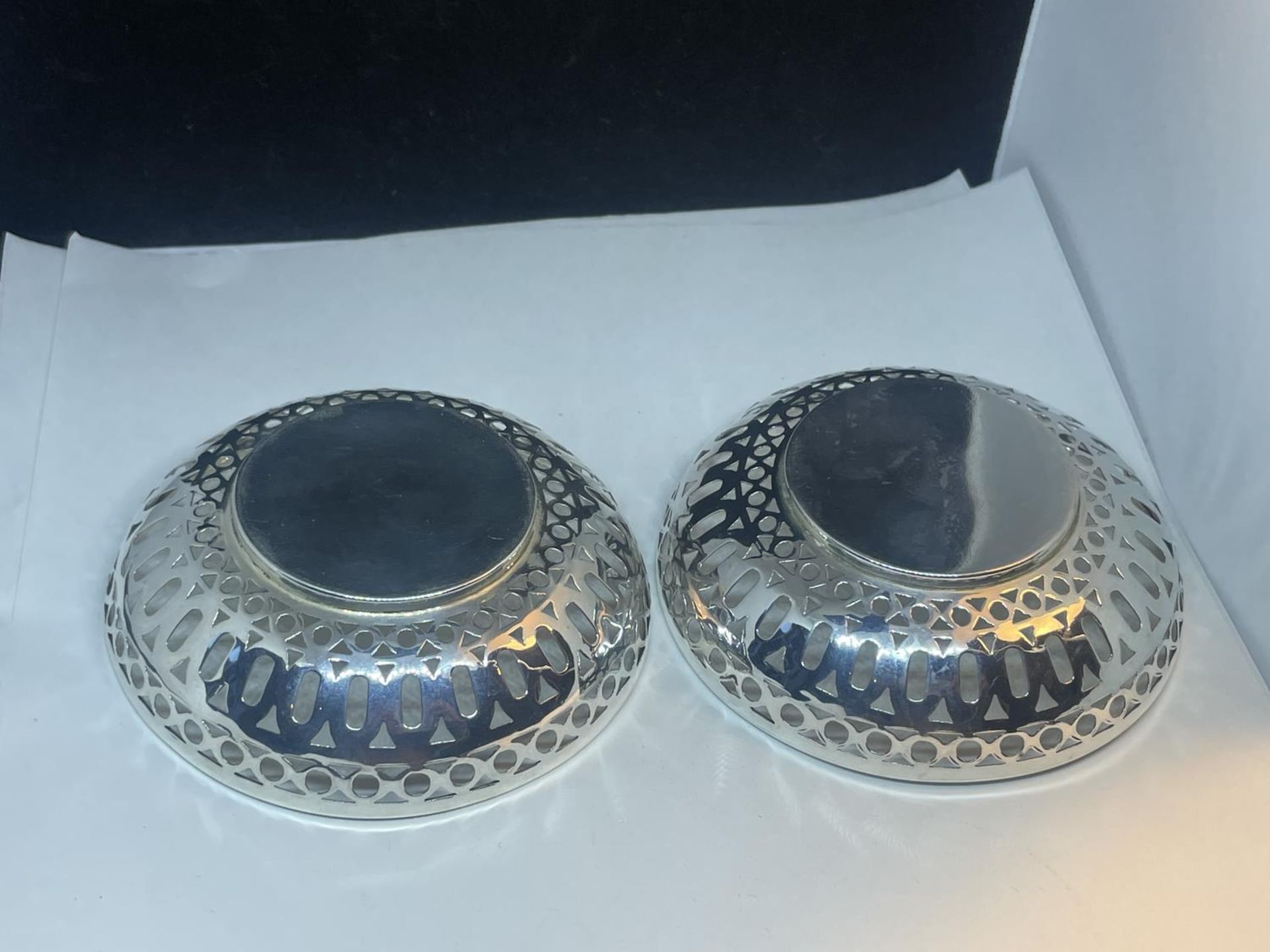 A PAIR OF HALLMARKED SHEFFIELD SILVER PIERCED DISHES - Image 5 of 5