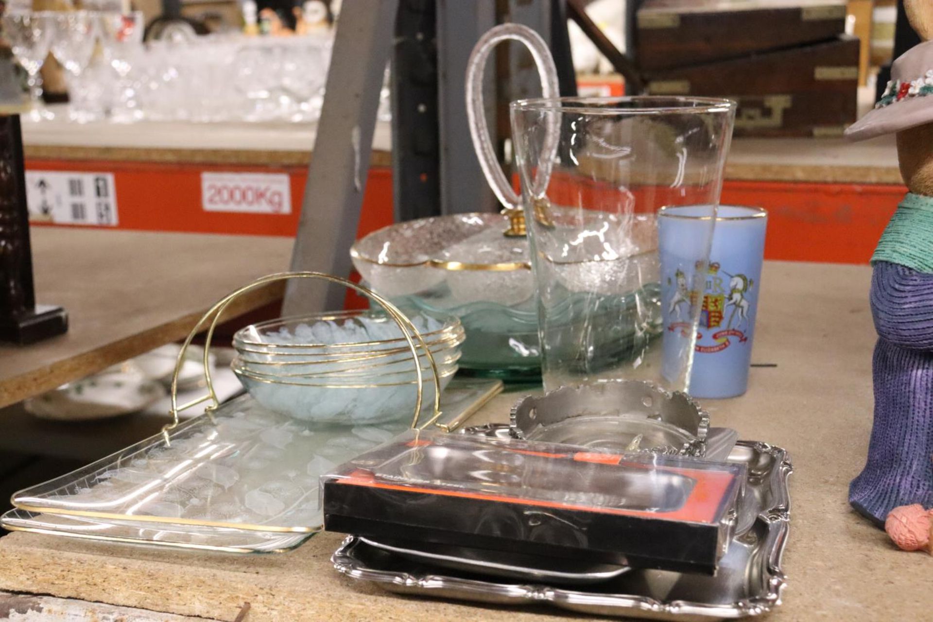 A QUANTITY OF GLASSWARE TO INCLUDE A VASE, PLATES, BOWLS, ETC