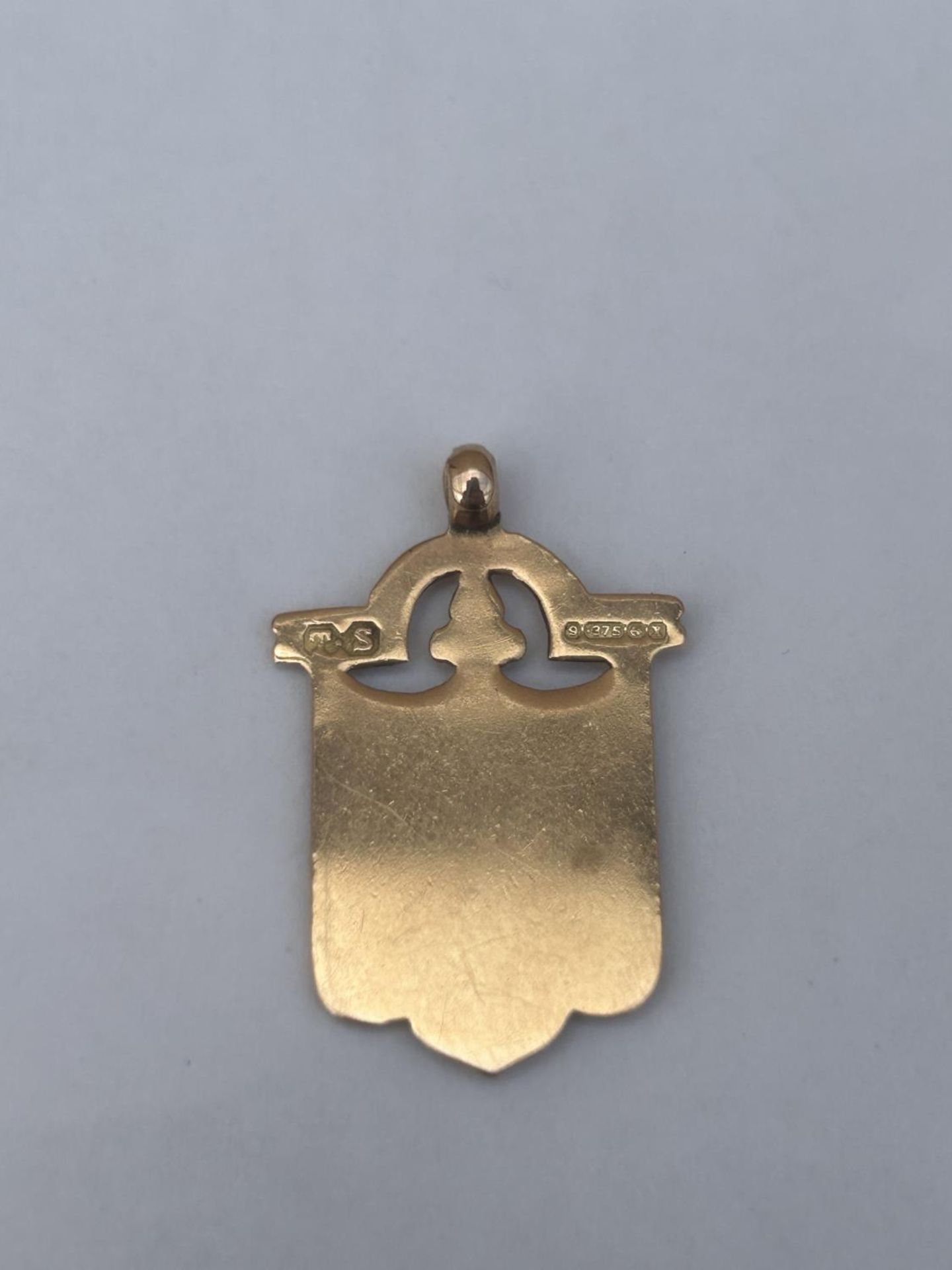 A HALLMARKED BIRMINGHAM 9CT GOLD VINTAGE SPORTING FOB, MAKERS T.S, WEIGHT 3.5 G - Image 3 of 4