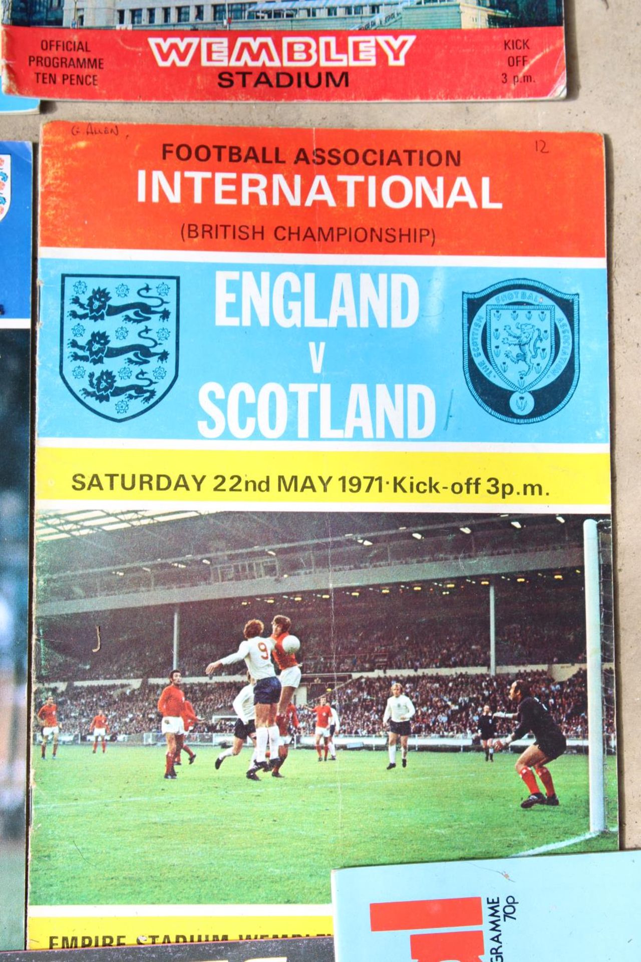 A LARGE ASSORTMENT OF CLUB FOOTBALL PROGRAMMES TO INCLUDE A MANCHESTER UNITED VS BENFICA 1968 - Image 5 of 5