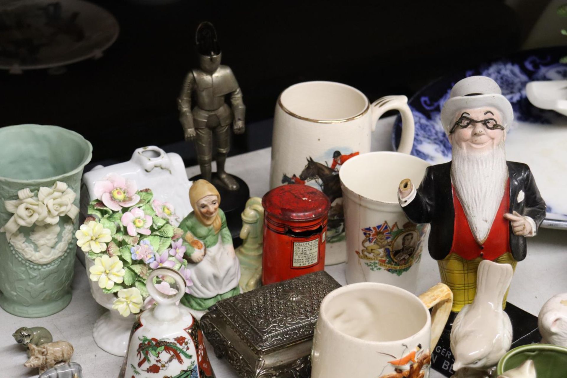 A LARGE MIXED LOT TO INCLUDE TANKARDS, FIGURES, ETC - Bild 5 aus 5
