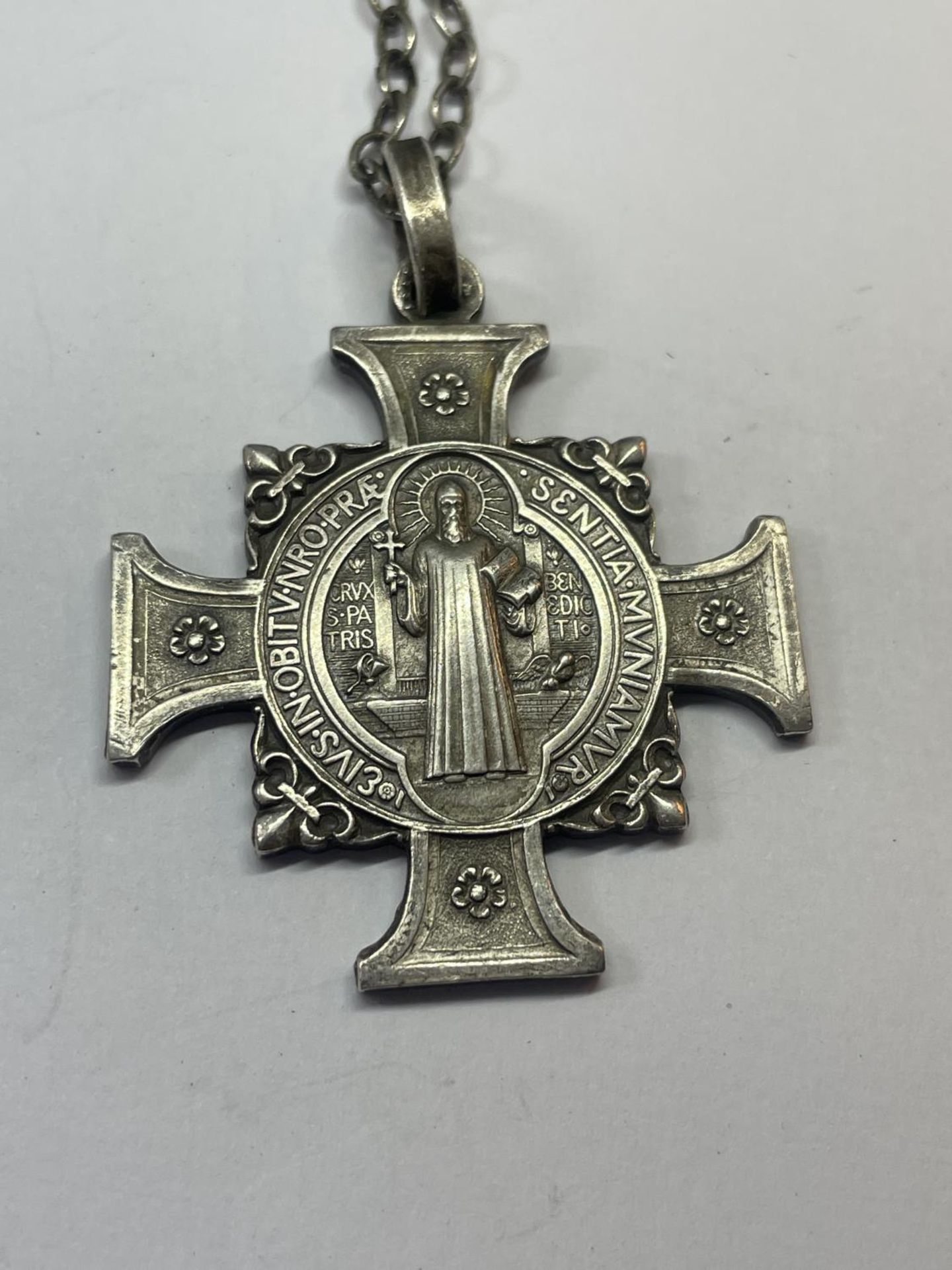 A SILVER RELIGIOUS NECKLACE - Image 3 of 3