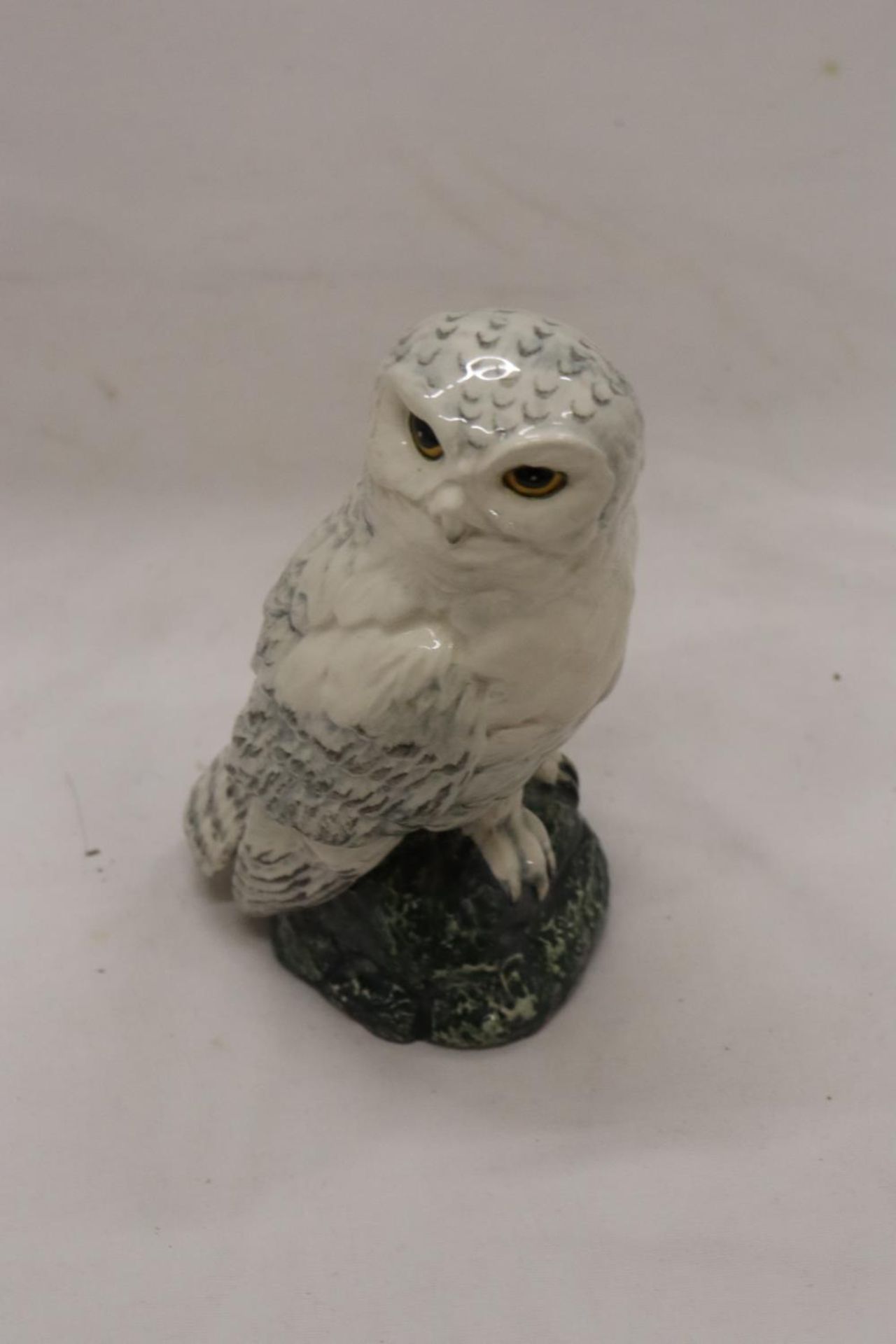 A ROYAL DOULTON, 1984, SNOWY OWL, WHYTE AND MACKAY DECANTER