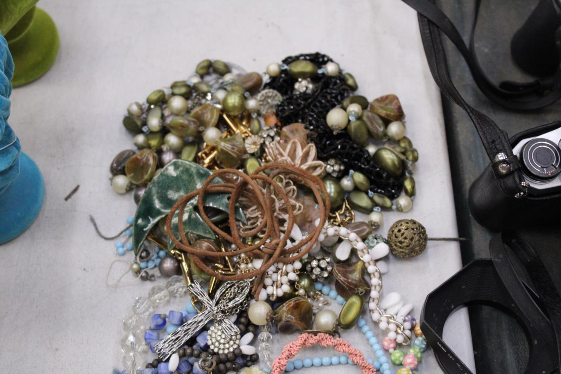 A MIXED LOT OF COSTUME JEWELLERY TO INCLUDE EARRINGS, NECKLACES ETC - Image 6 of 7