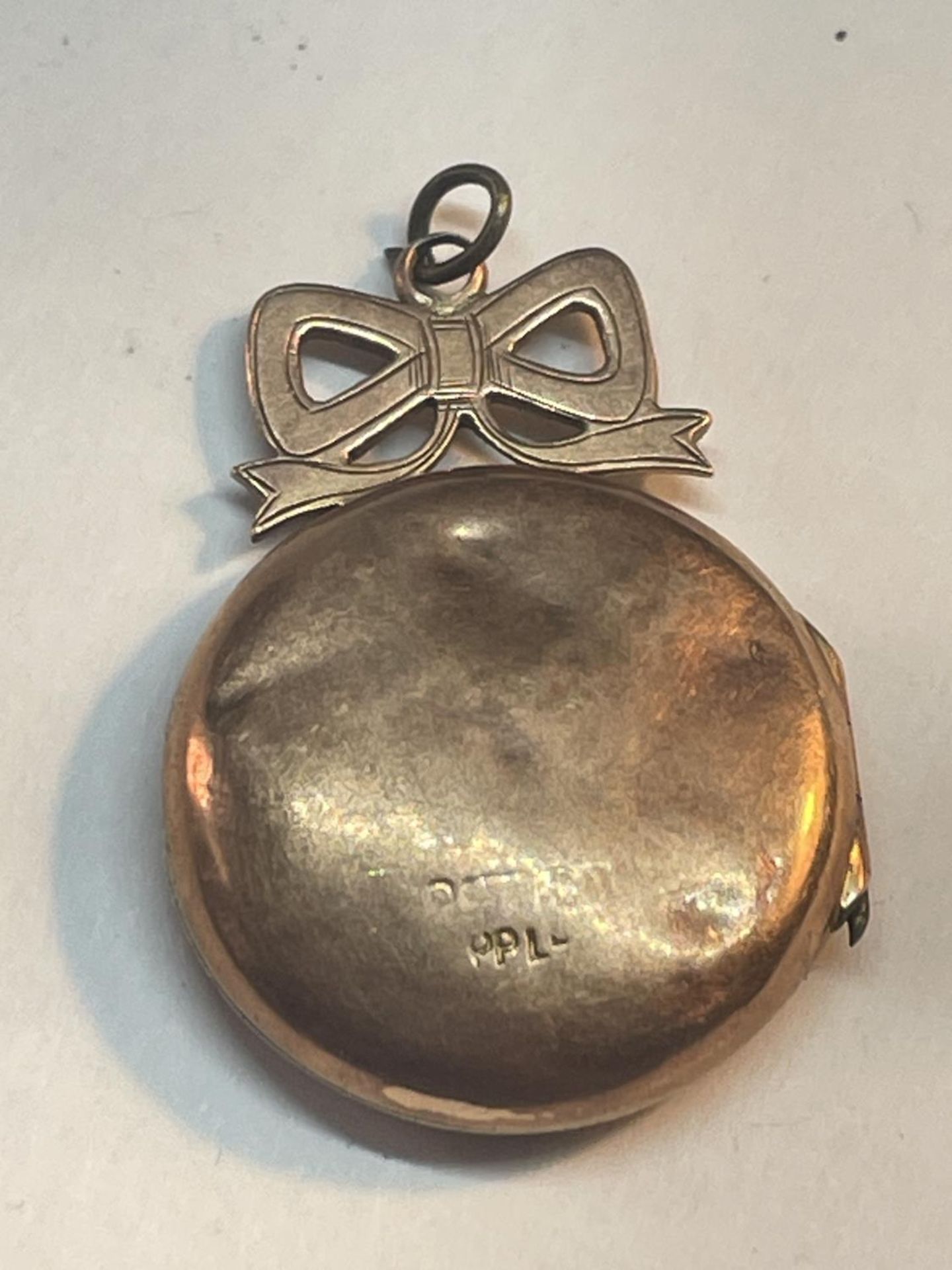A 9 CARAT GOLD (INDISTINCT HALLMARK) LOCKET WITH BOW DESIGN TO INCLUDE VINTAGE PHOTOGRAPHS GROSS - Image 3 of 5