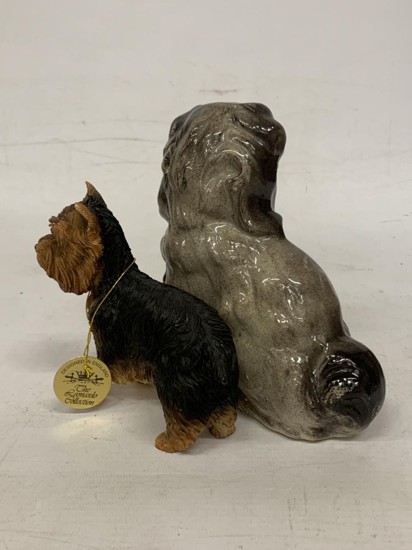 A FIGURE OF A MANTLE BLACK SPANIEL DOG AND A FURTHER LEONARD COLLECTION FIGURE OF A YORKSHIRE - Bild 3 aus 3