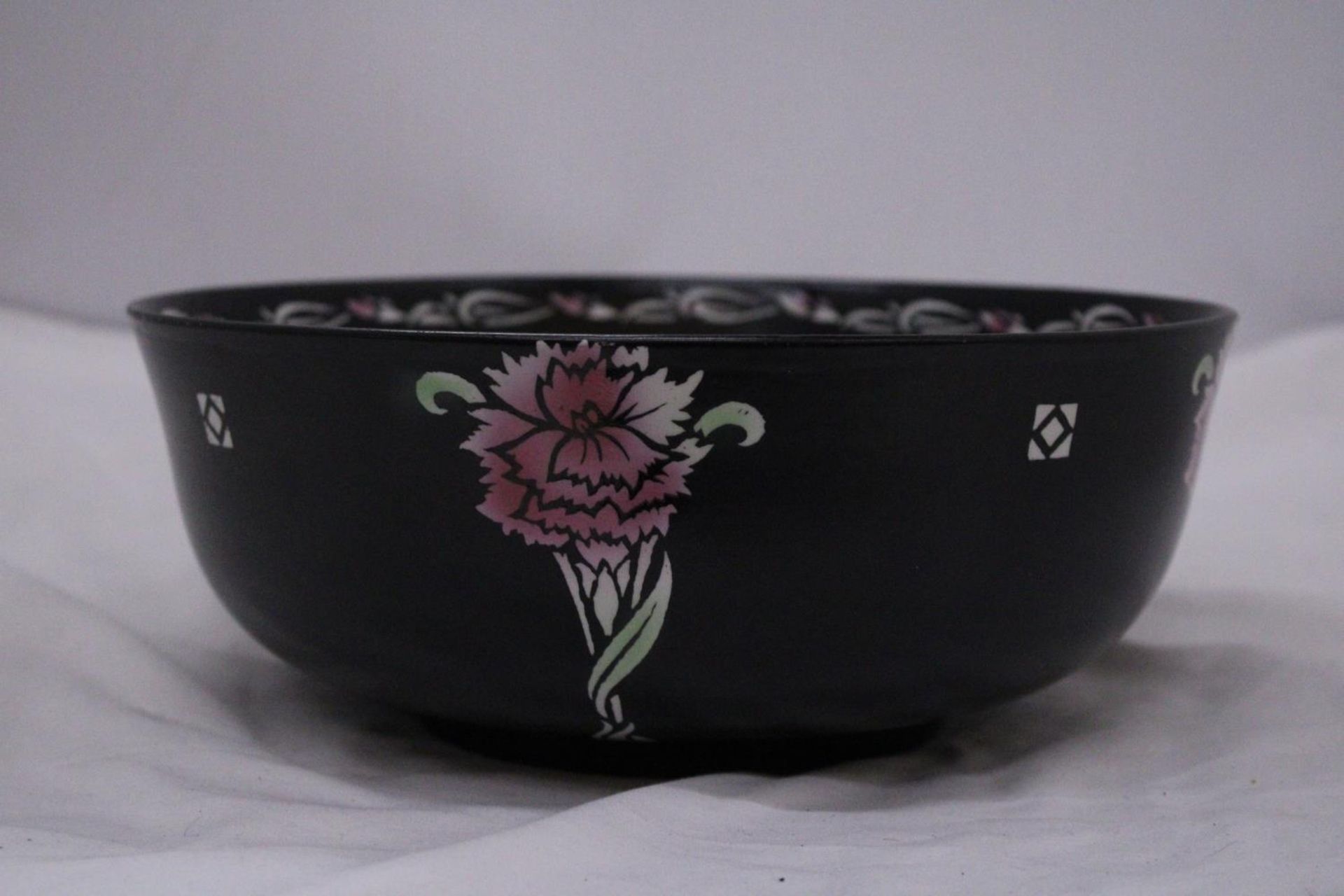 A VINTAGE SHELLEY BOWL, BLACK WITH FLORAL PATTERN, DIAMETER 24CM, SOME PAINTED RUBBED OFF FROM THE - Image 2 of 4