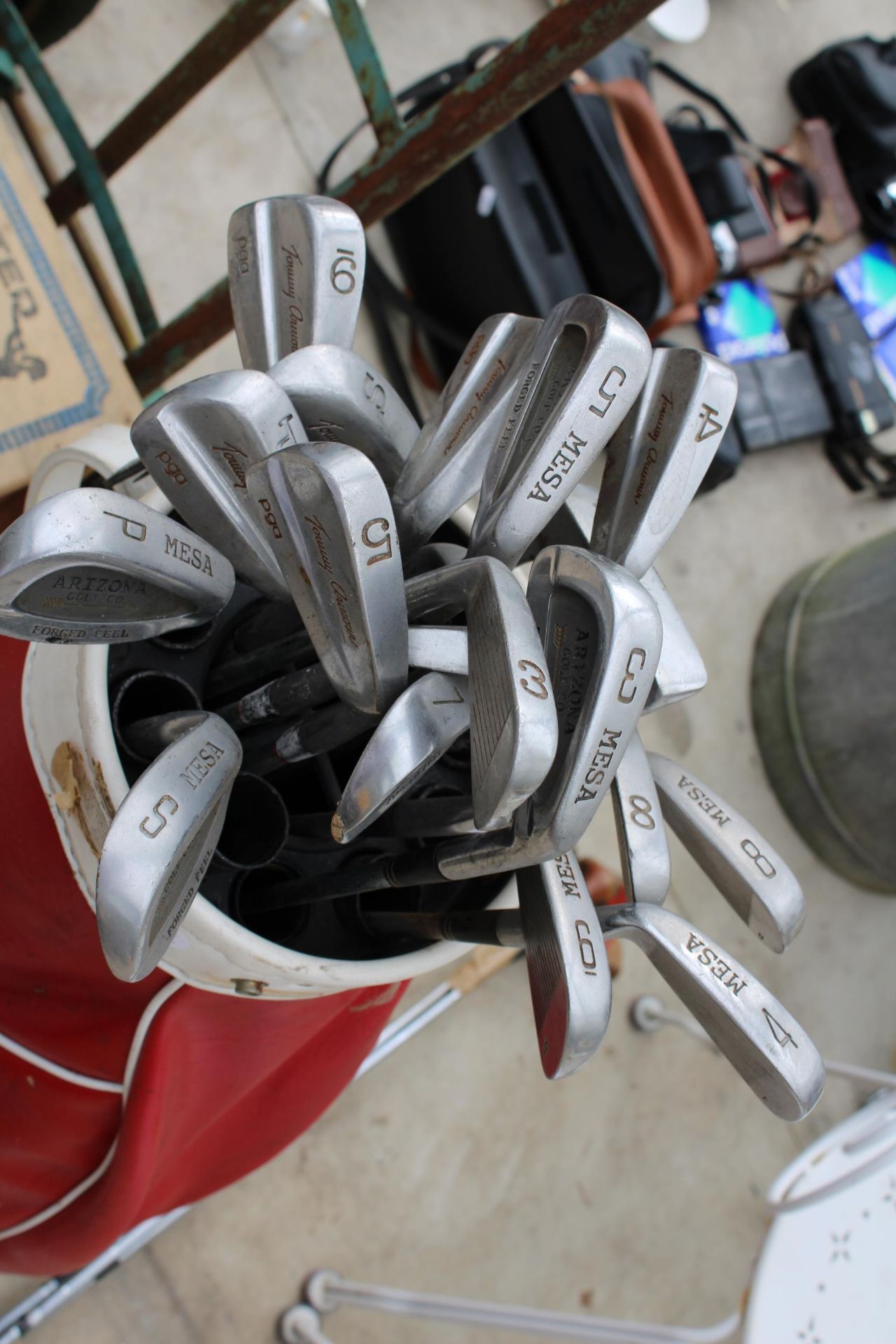A GOLF BAG WITH AN ASSORTMENT OF GOLF CLUBS - Image 2 of 5