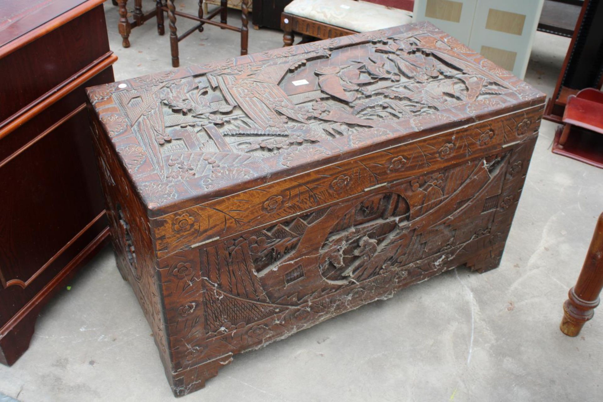 AN ORIENTAL CAMPHOR WOOD CARVED BLANKET CHEST, 41" X 20" - Image 5 of 9