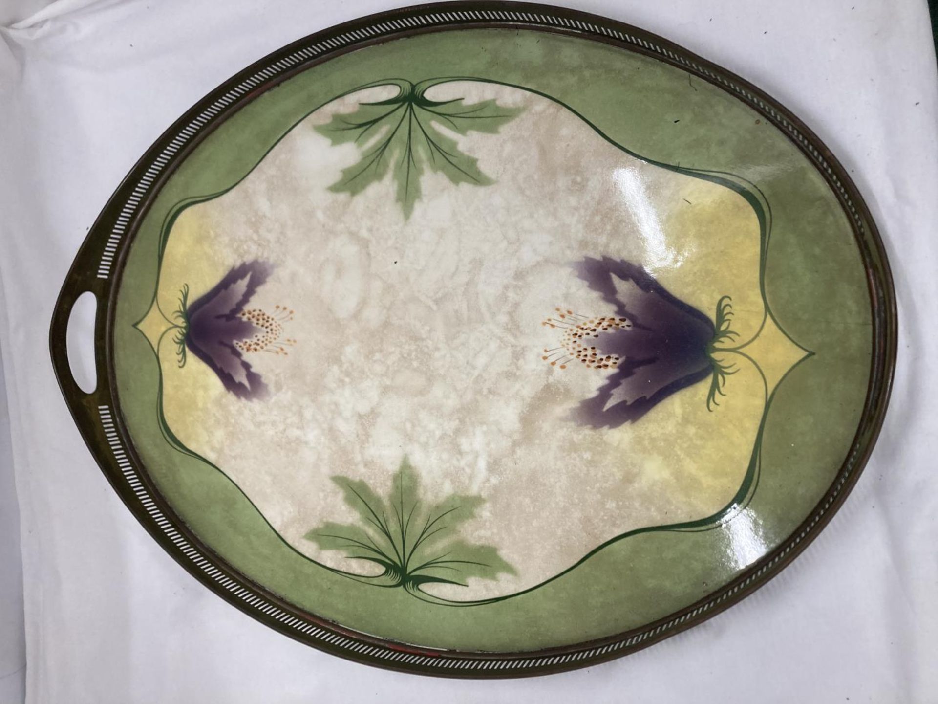 AN ART NOUVEAU STYLE BRASS AND CERAMIC TRAY WITH GALLERIED SIDES ADORNED WITH FLOWERS AND LEAVES - Image 4 of 4