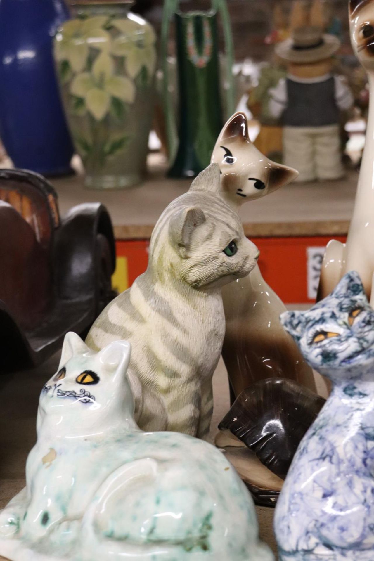 A MIXED LOT OF CAT ORNAMENTS - TO INCLUDE SOLO CRAFTS, BESWICK ETC - Image 3 of 6