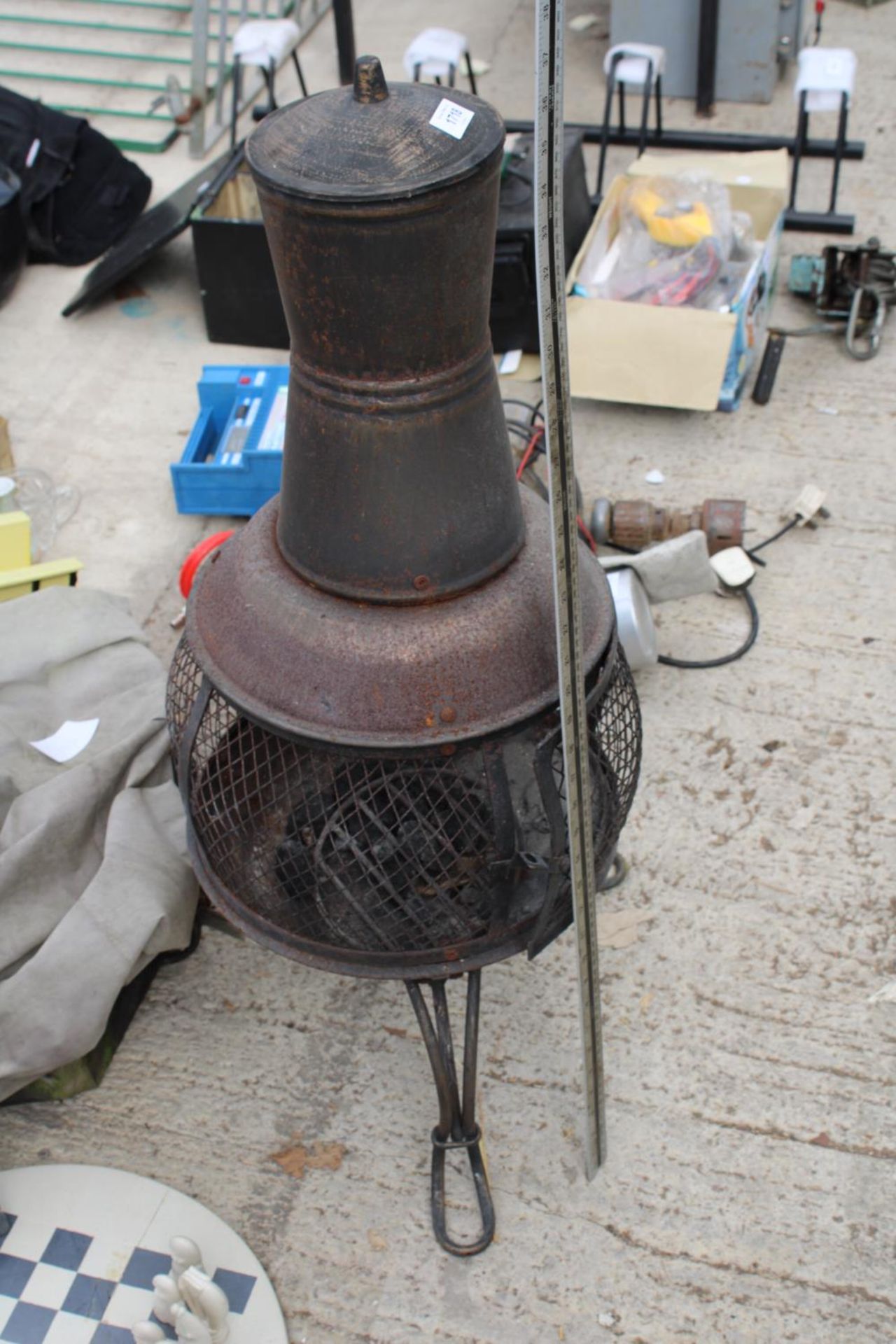 A CAST METAL GARDEN CHIMENEA WITH A COVER - Image 2 of 3