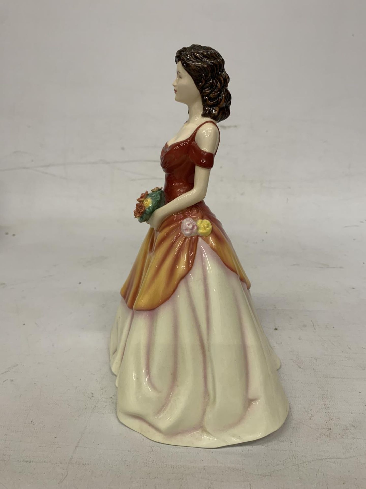 A BOXED ROYAL DOULTON FIGURE FROM THE PRETTY LADIES COLLECTION " LINDA" - Bild 3 aus 4