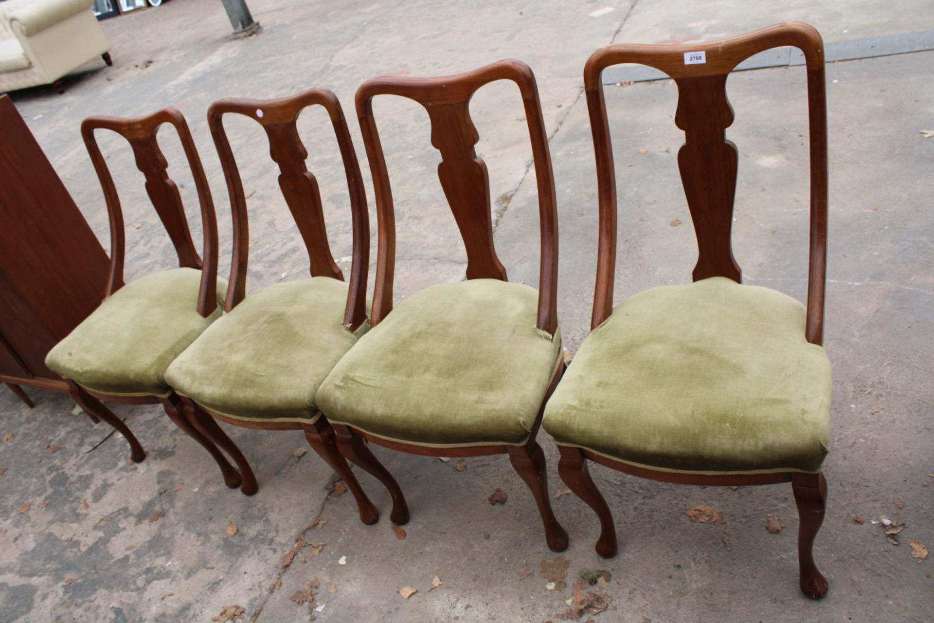 A SET OF FOUR QUEEN ANNE STYLE DINING CHAIRS