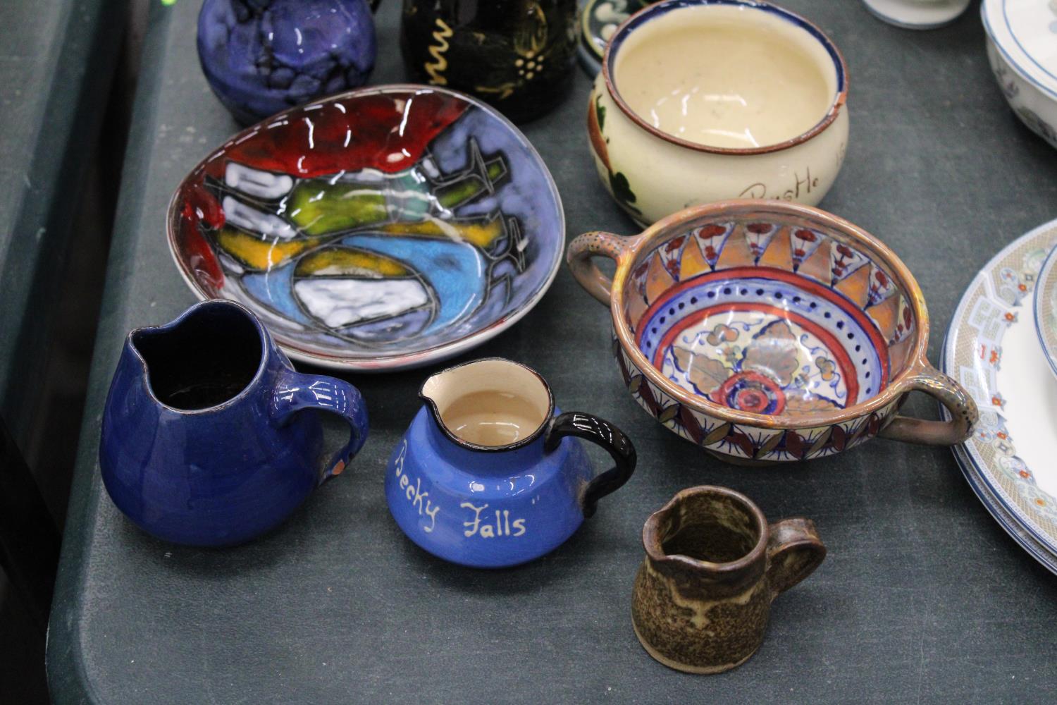 A QUANTITY OF STUDIO POTTERY TO INCLUDE A TEAPOT, CANDLE HOLDER, BOWLS ETC - SOME WITH MARKS TO - Image 4 of 6