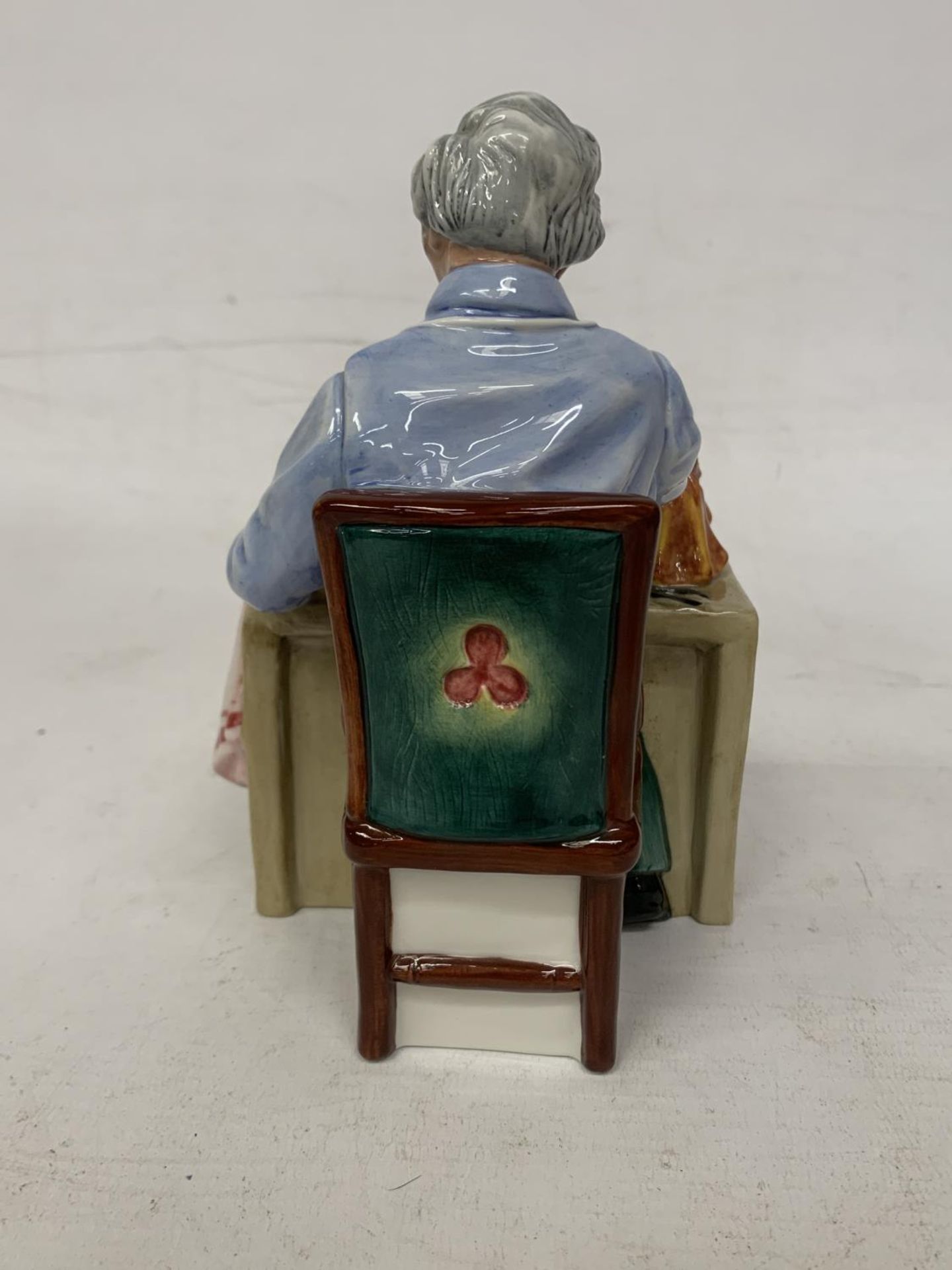 A ROYAL DOULTON FIGURE "THE CHINA REPAIRER" HN 2943 - Image 3 of 5
